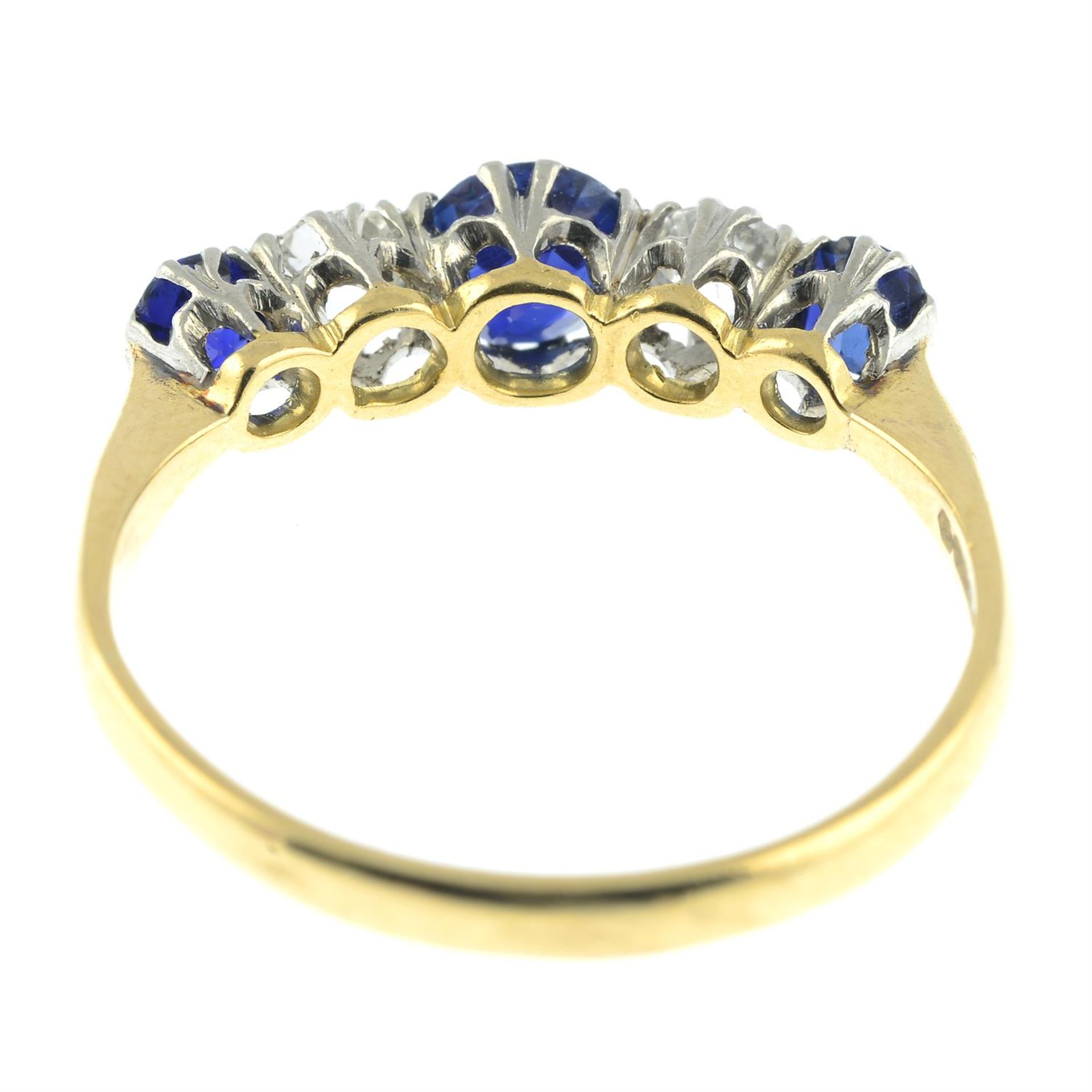 A late Victorian platinum and 18ct gold, graduated sapphire and diamond five-stone ring. - Bild 4 aus 6
