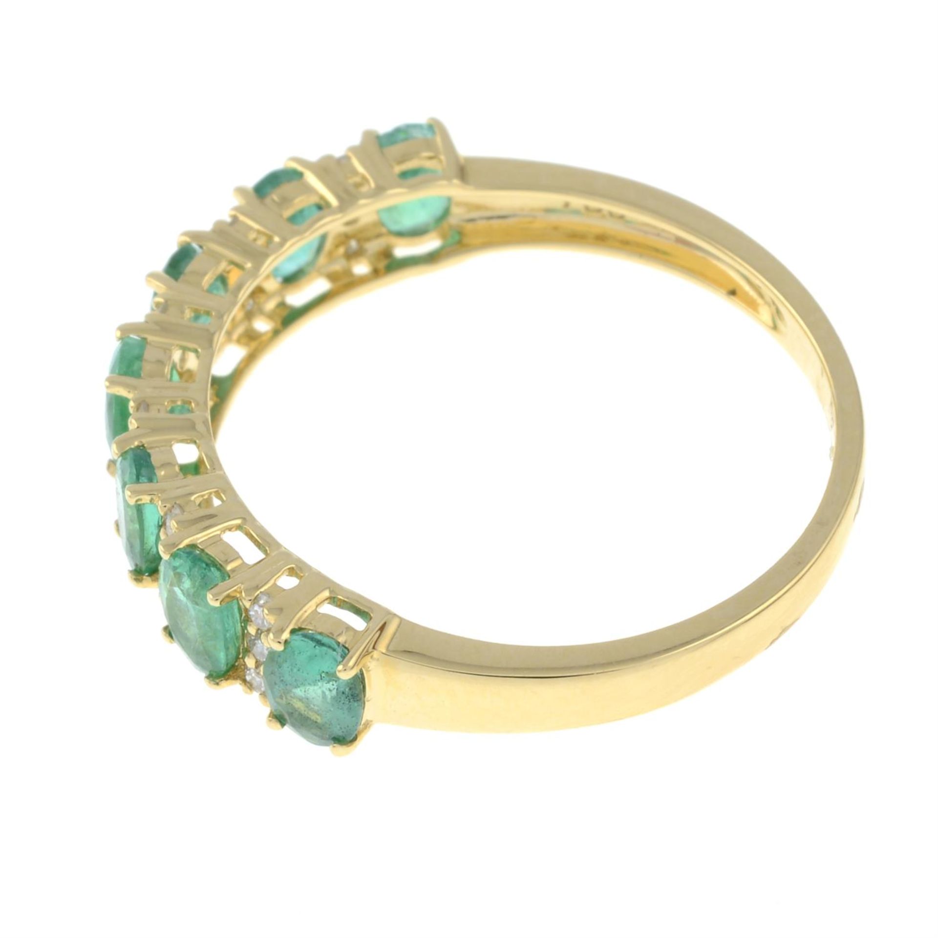 An 18ct gold emerald and diamond half eternity ring. - Bild 2 aus 3