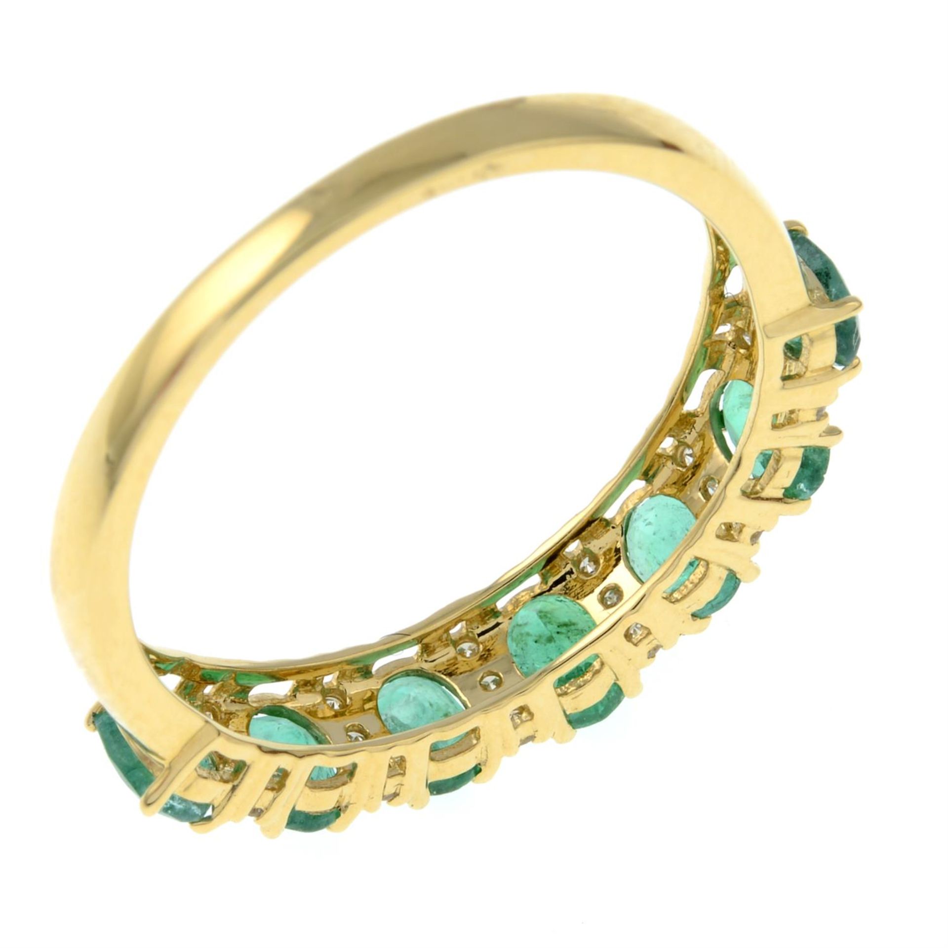 An 18ct gold emerald and diamond half eternity ring. - Bild 3 aus 3