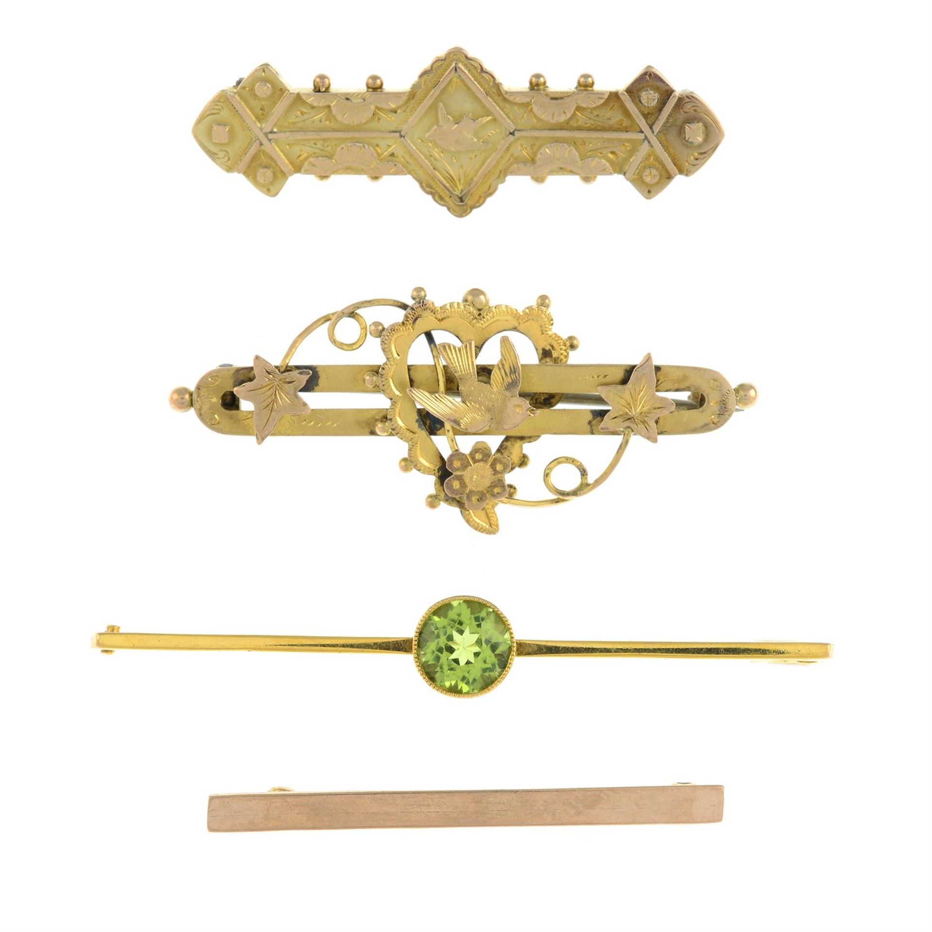 Four late Victorian to early 20th century 9ct gold brooches, to include a peridot bar brooch.