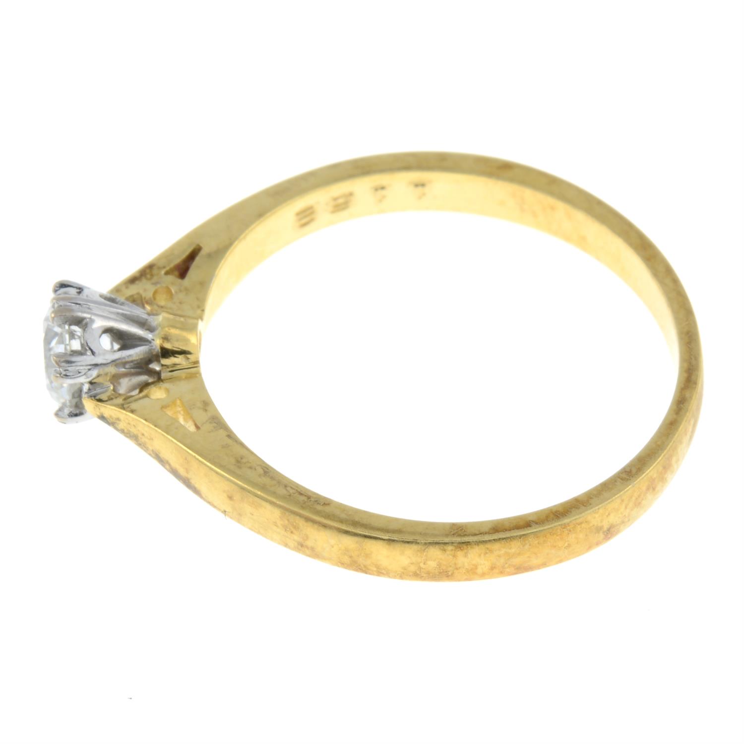 An 18ct gold brilliant-cut diamond single-stone ring. - Bild 2 aus 3