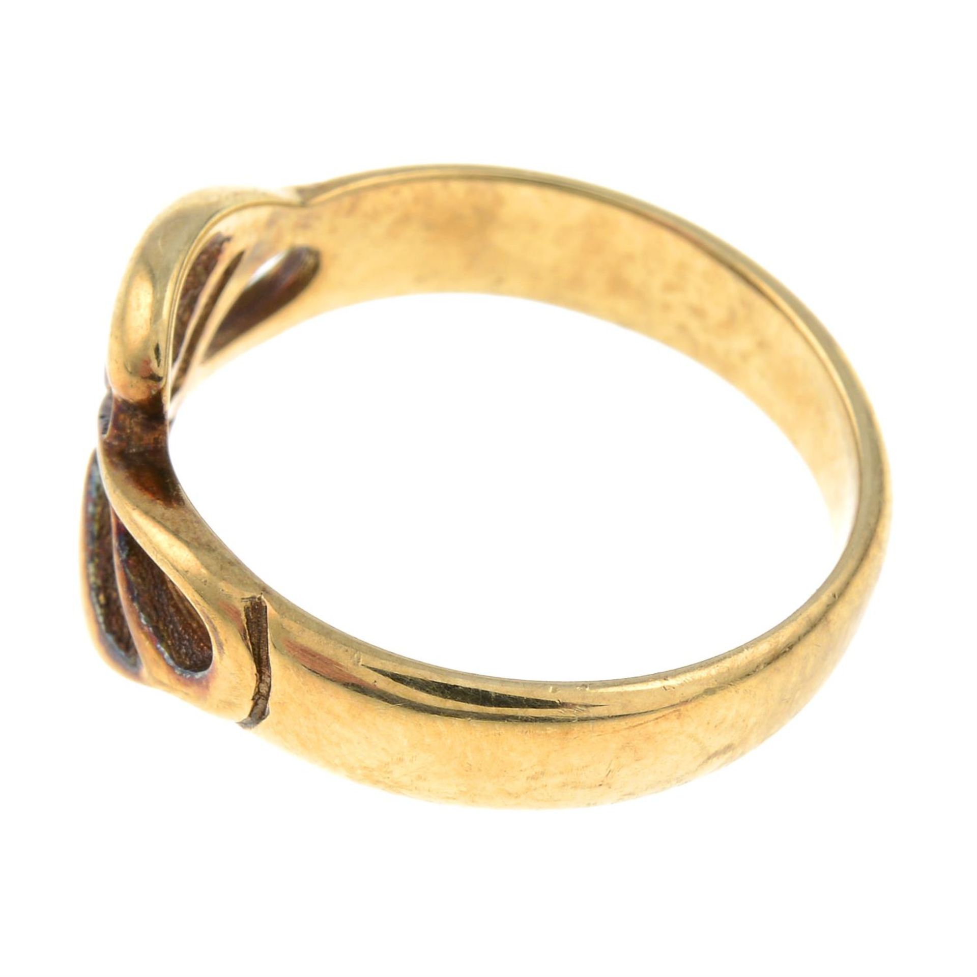 A 9ct gold foliate band ring. - Image 2 of 3