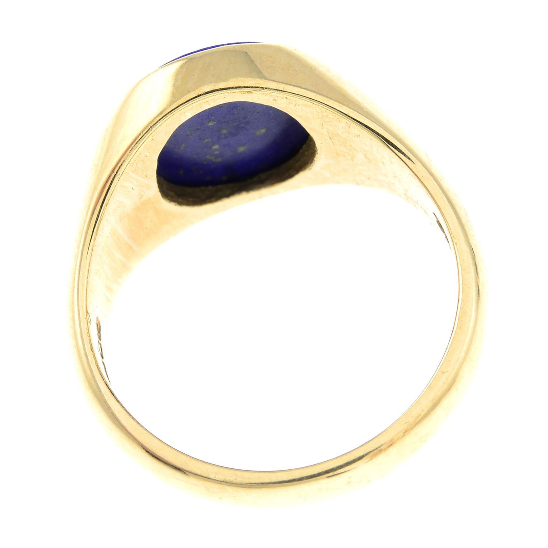 A 9ct gold lapis lazuli signet ring. - Bild 2 aus 2