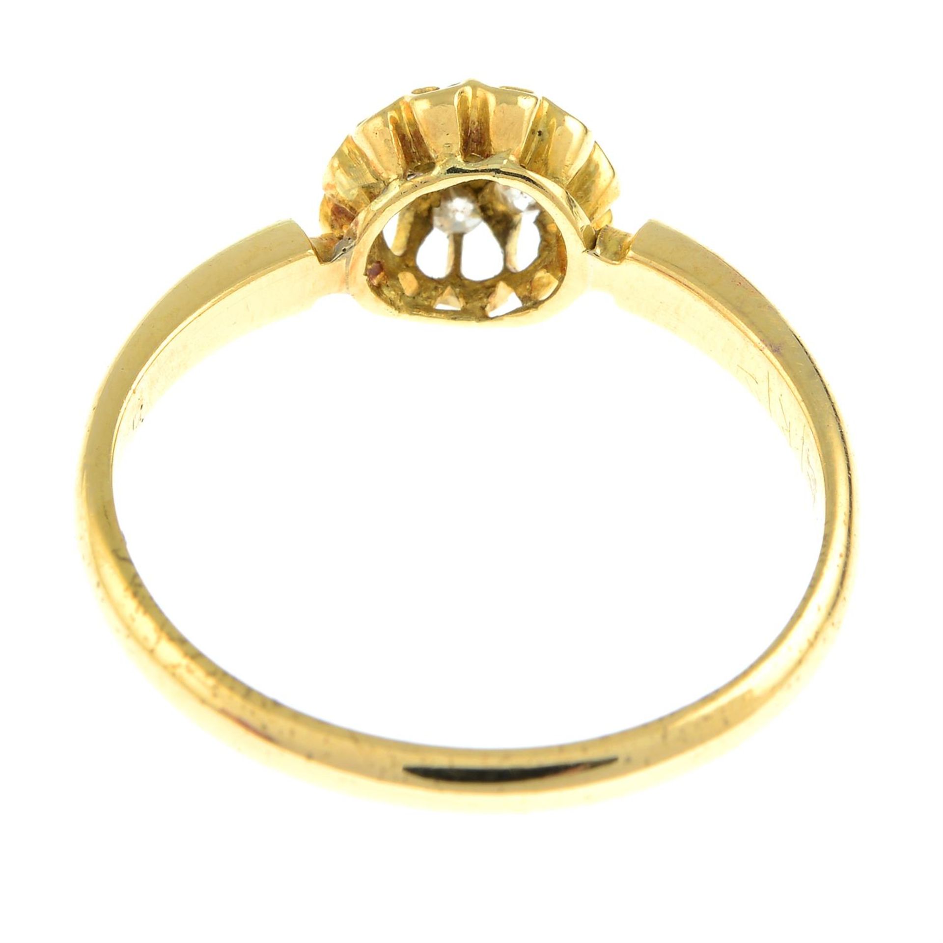 A mid Victorian 18ct gold old-cut diamond cluster ring. - Bild 2 aus 2
