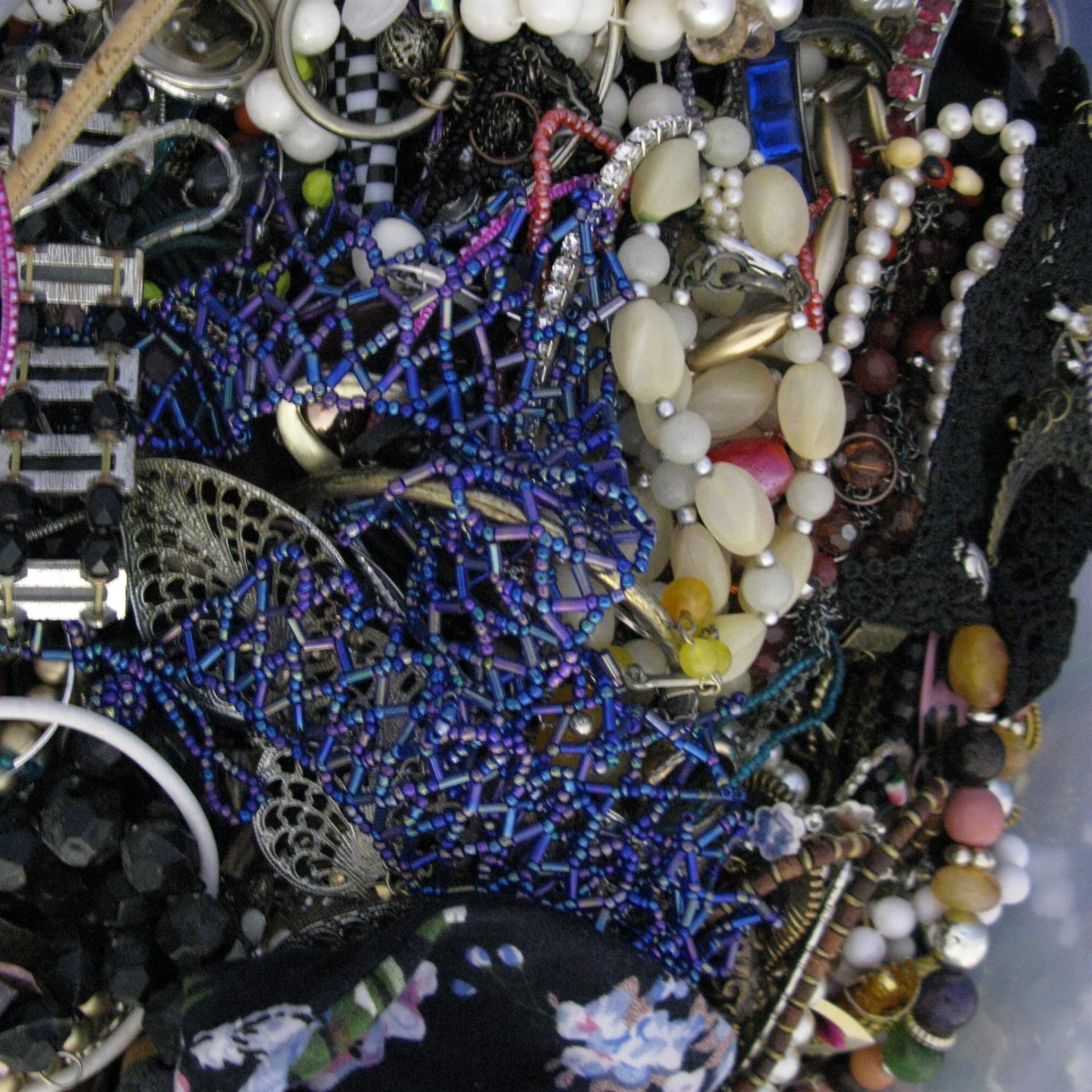 A bag containing a large quantity of costume jewellery. Many AF. - Image 2 of 2