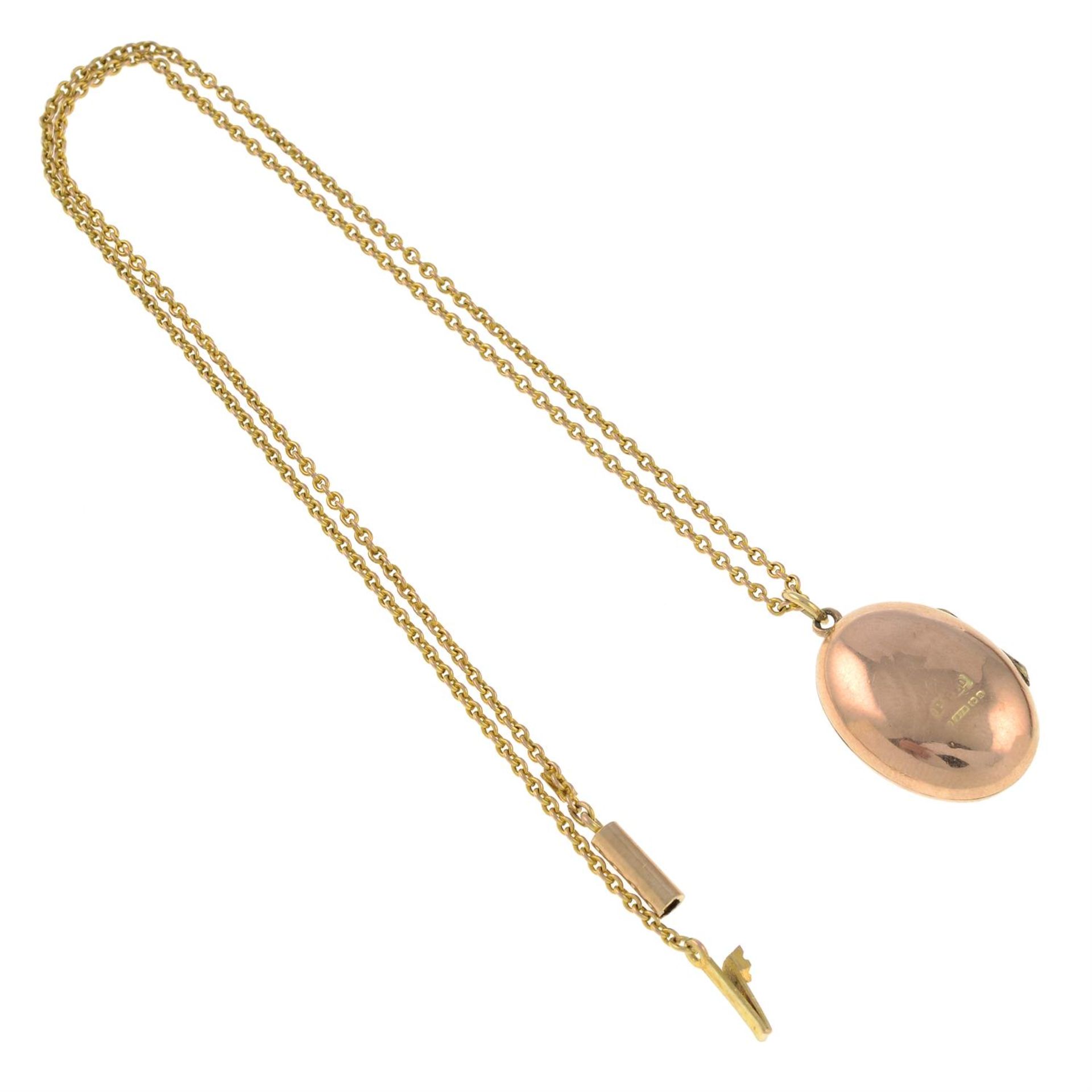 An early 20th century 9ct gold locket pendant, with chain. - Bild 2 aus 2