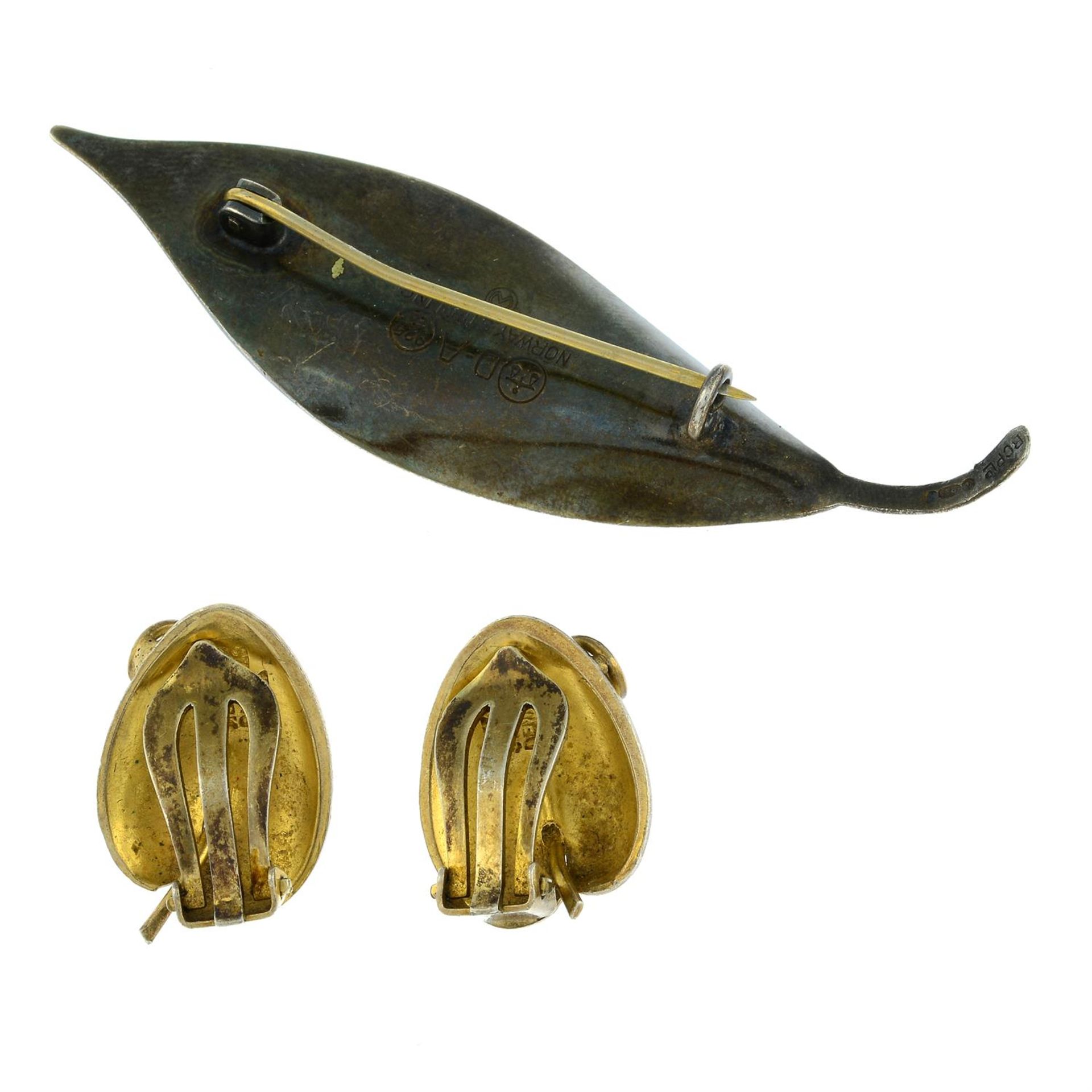 A pair of Danish enamel earrings, by Volmer Bahner and a brooch, by David Andersen. - Bild 2 aus 2