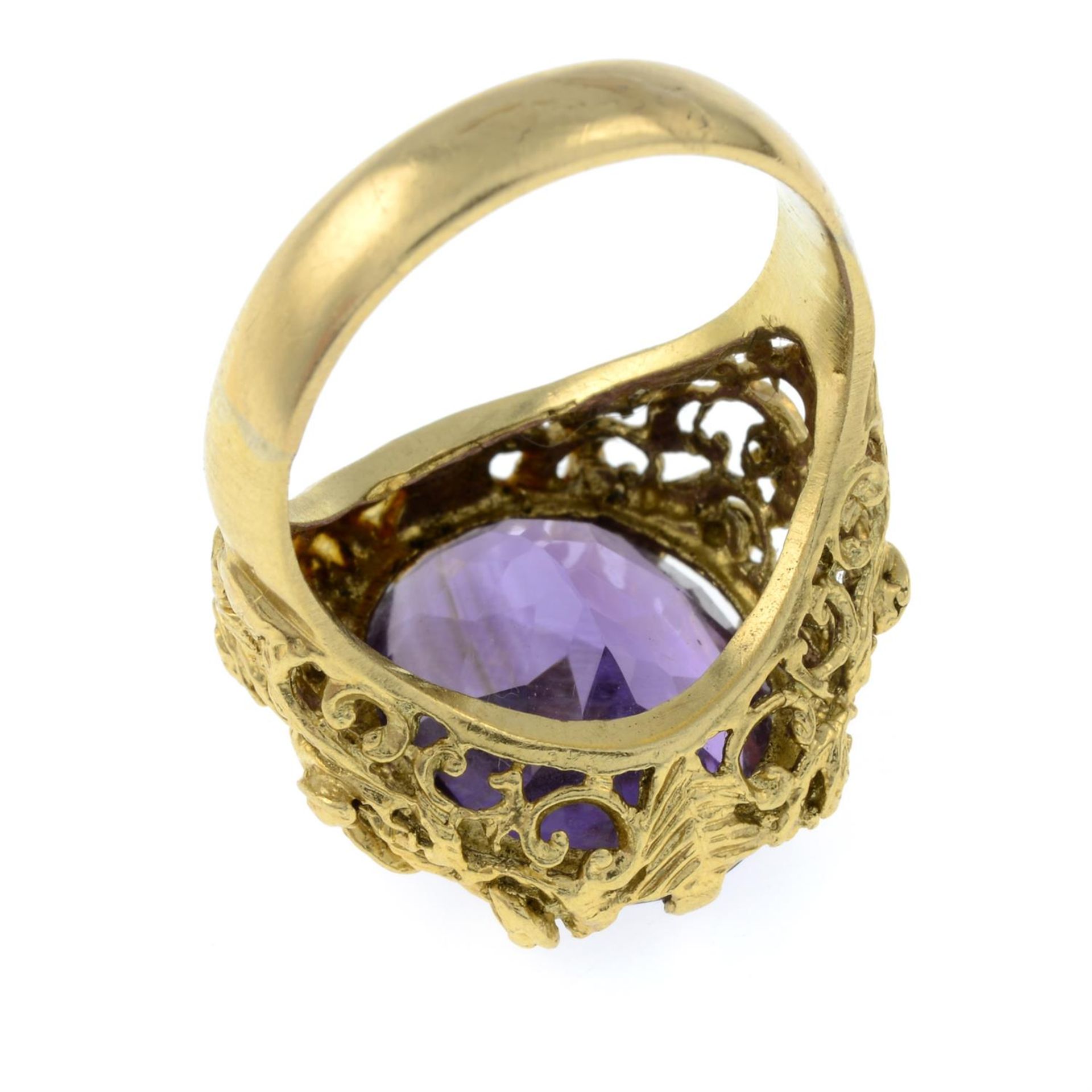 An amethyst single-stone ring. - Image 3 of 3