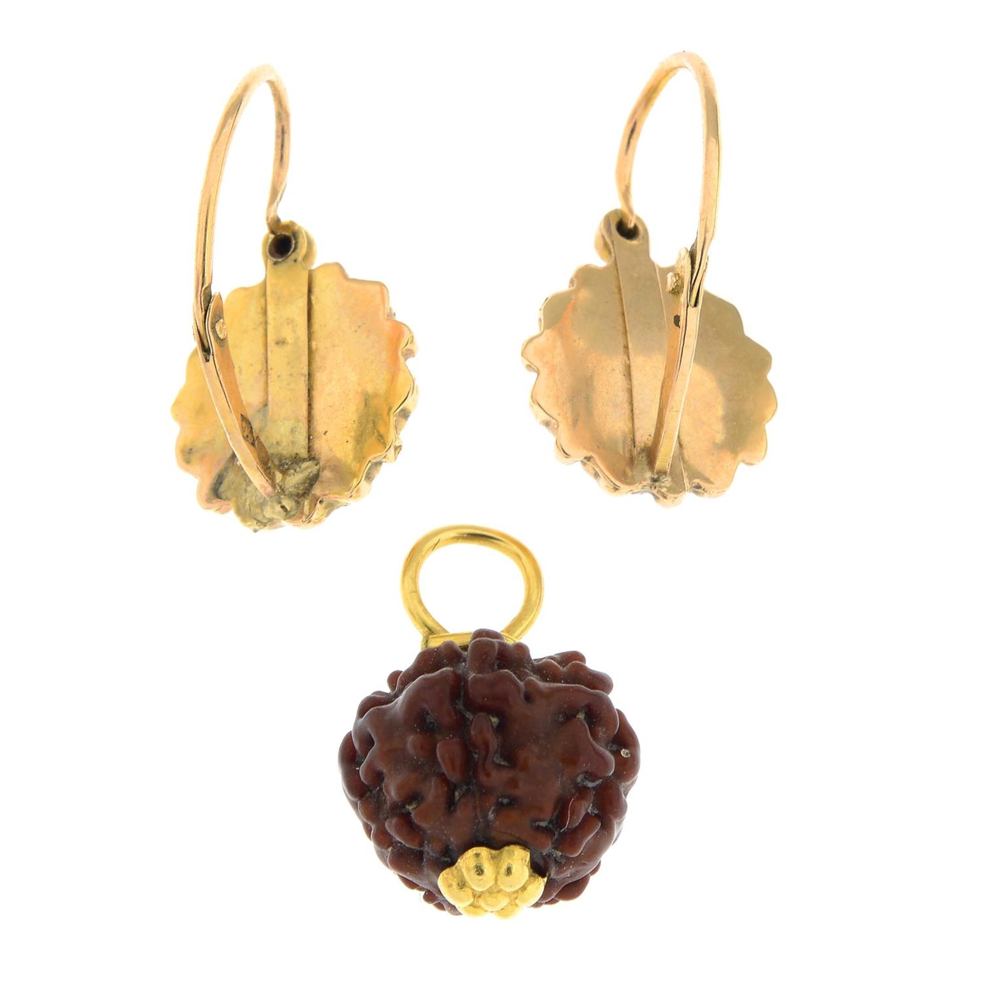 A pendant and a pair of earrings. - Image 2 of 2