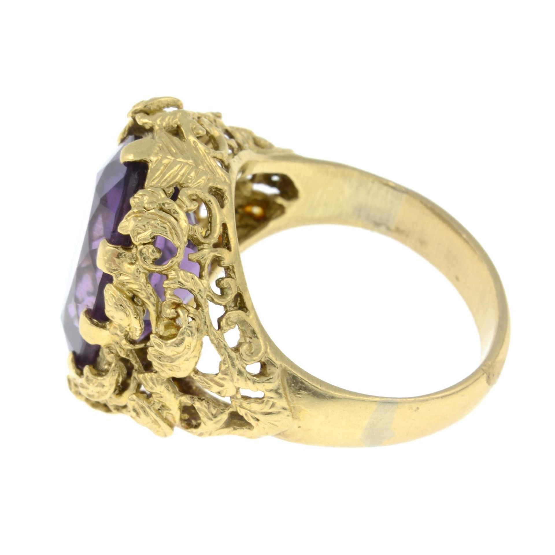 An amethyst single-stone ring. - Image 2 of 3
