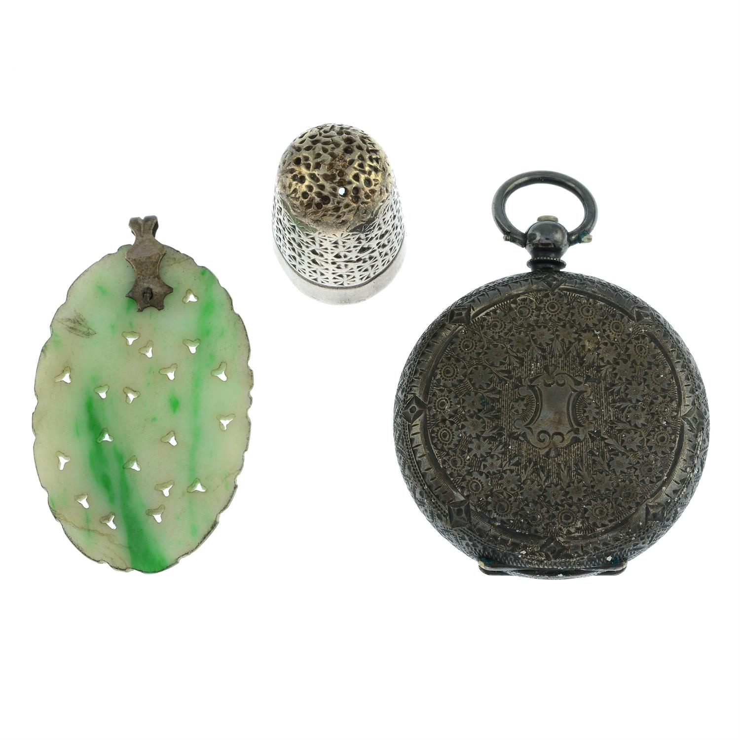 A carved jade pendant, a late Victorian silver thimble and an early 20th century silver pocket - Bild 2 aus 3