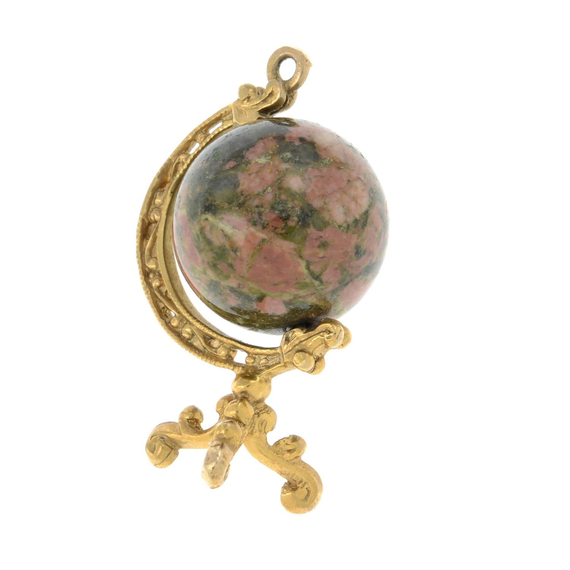 A 9ct gold unakite globe pendant. - Image 2 of 2