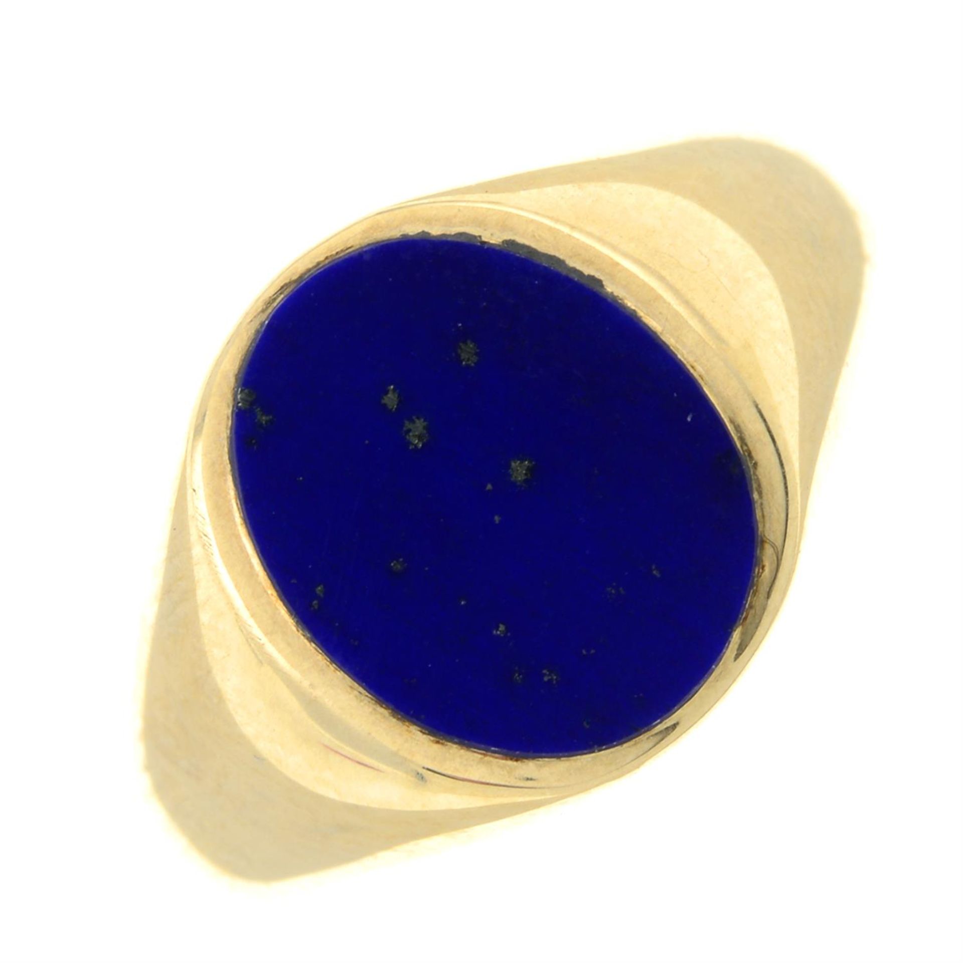 A 9ct gold lapis lazuli signet ring.