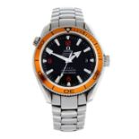 OMEGA - a stainless steel Seamaster Planet Ocean bracelet watch, 40mm.