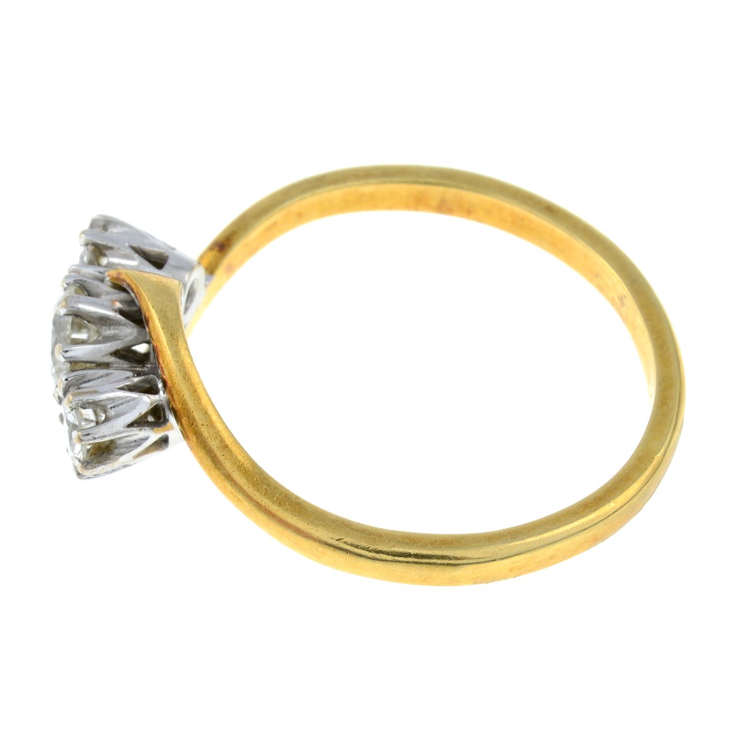 An 18ct gold brilliant-cut diamond three-stone ring. - Bild 2 aus 3