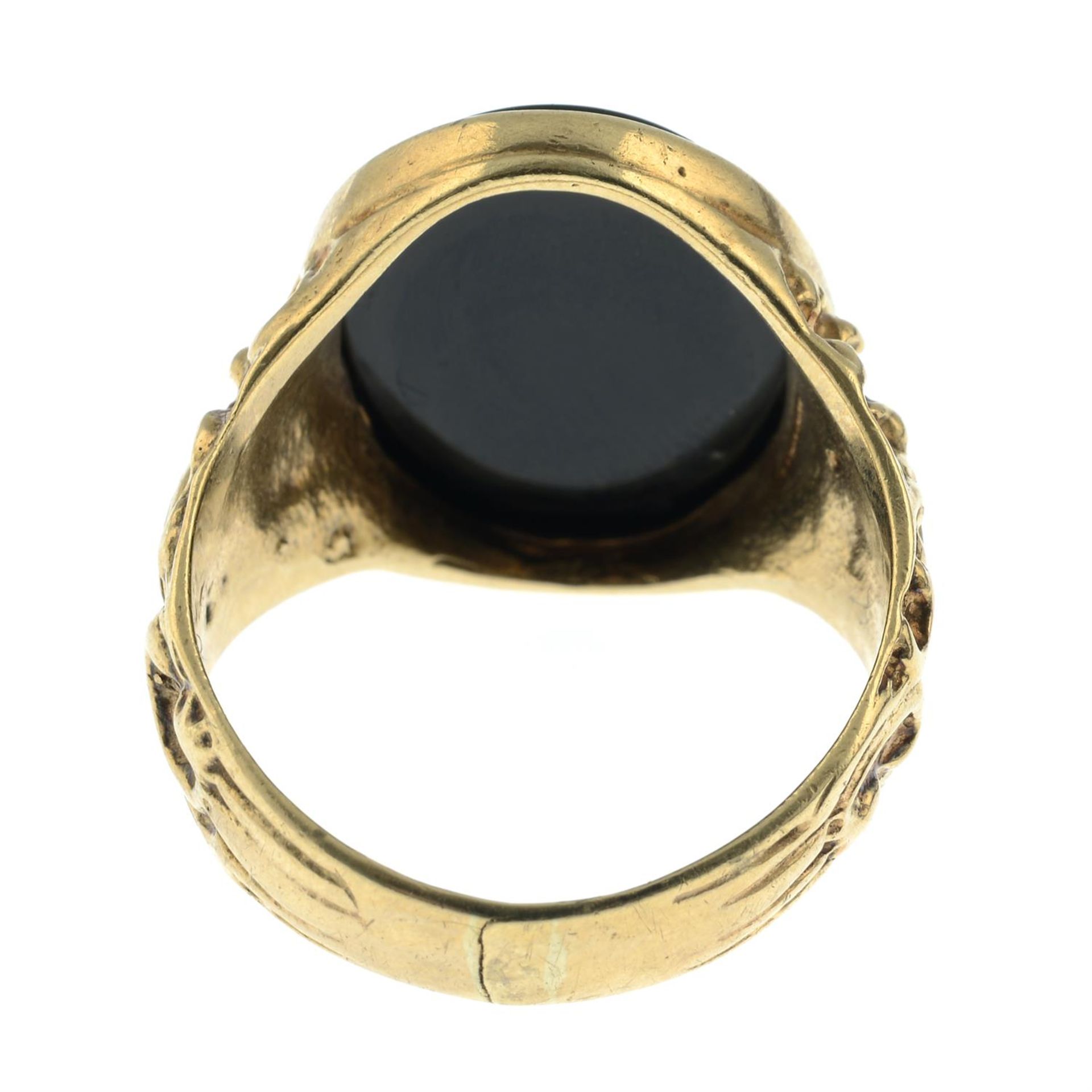 A 9ct gold onyx signet ring with floral shoulders. - Bild 3 aus 3