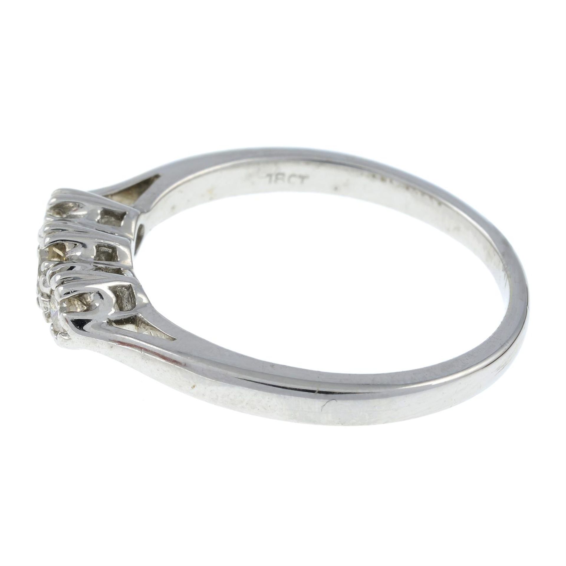 An 18ct gold brilliant-cut diamond three-stone ring. - Bild 2 aus 3