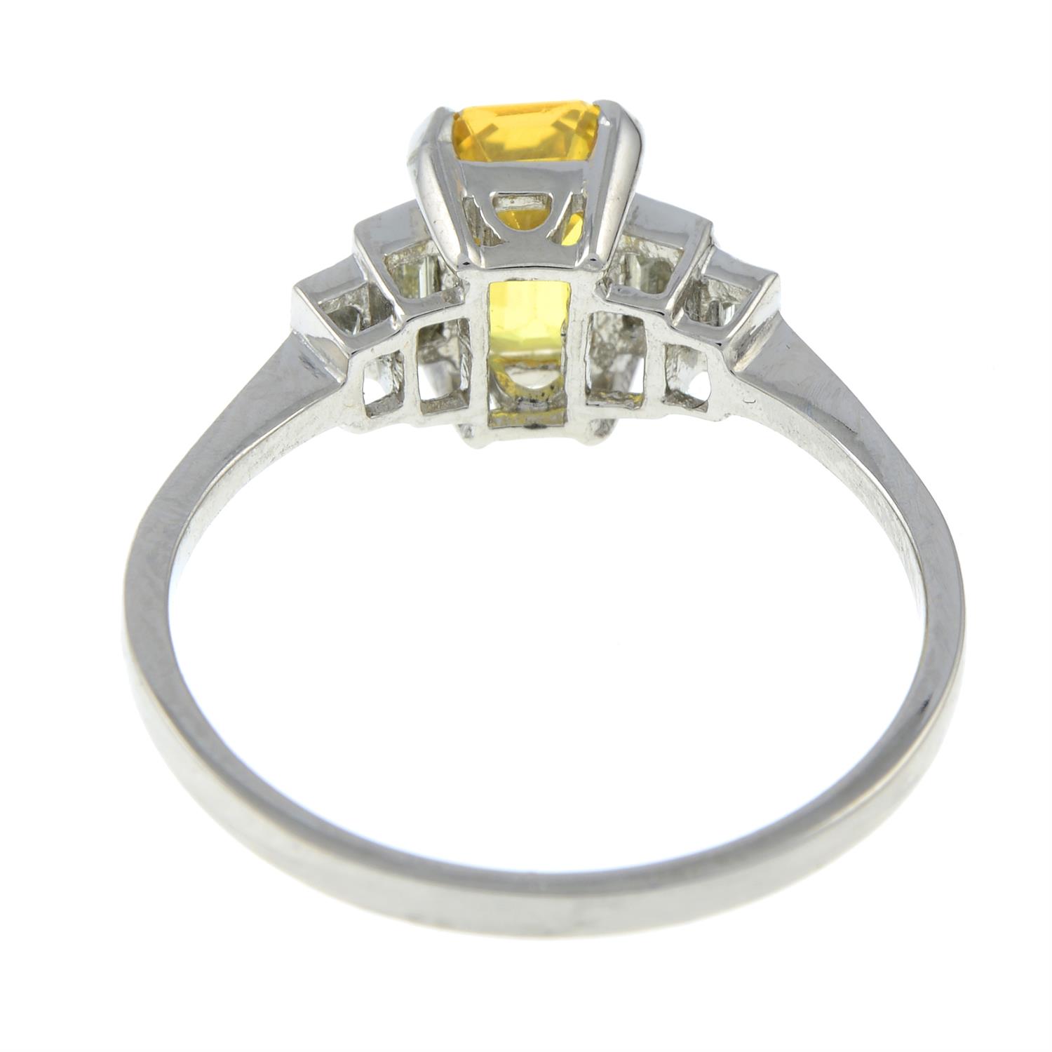 A yellow sapphire and baguette-cut diamond ring. - Bild 3 aus 3