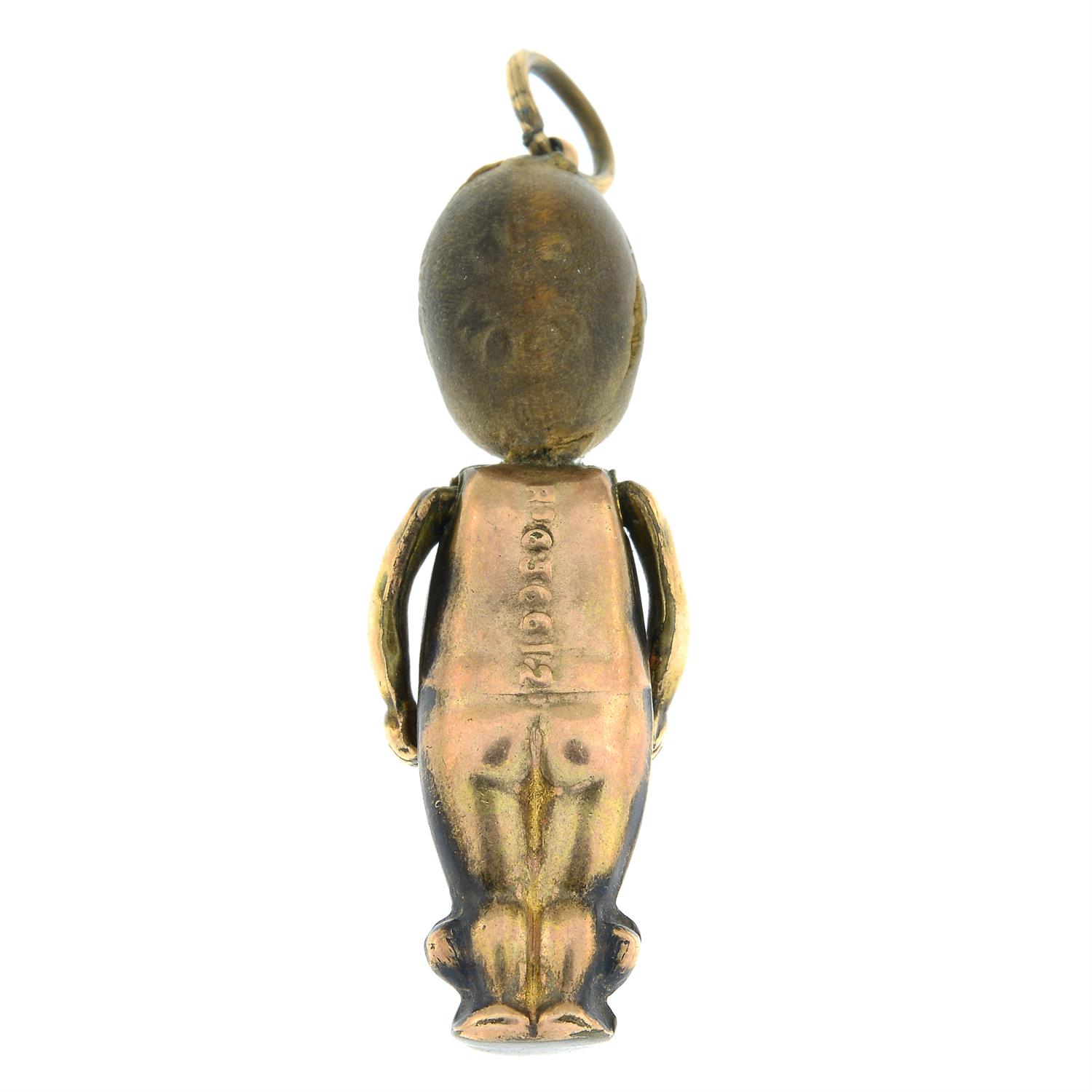 An early 20th century gold Fumsup charm. - Bild 2 aus 2