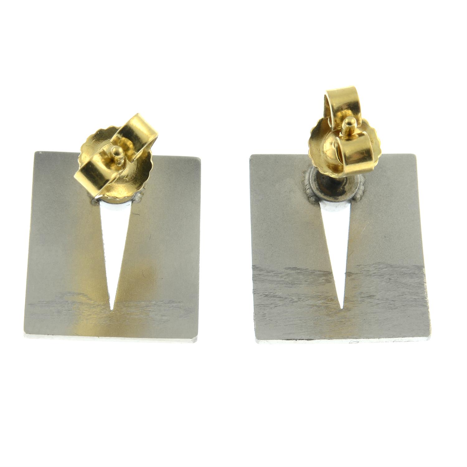 A pair of brilliant-cut diamond stud earrings of contemporary design. - Bild 2 aus 3