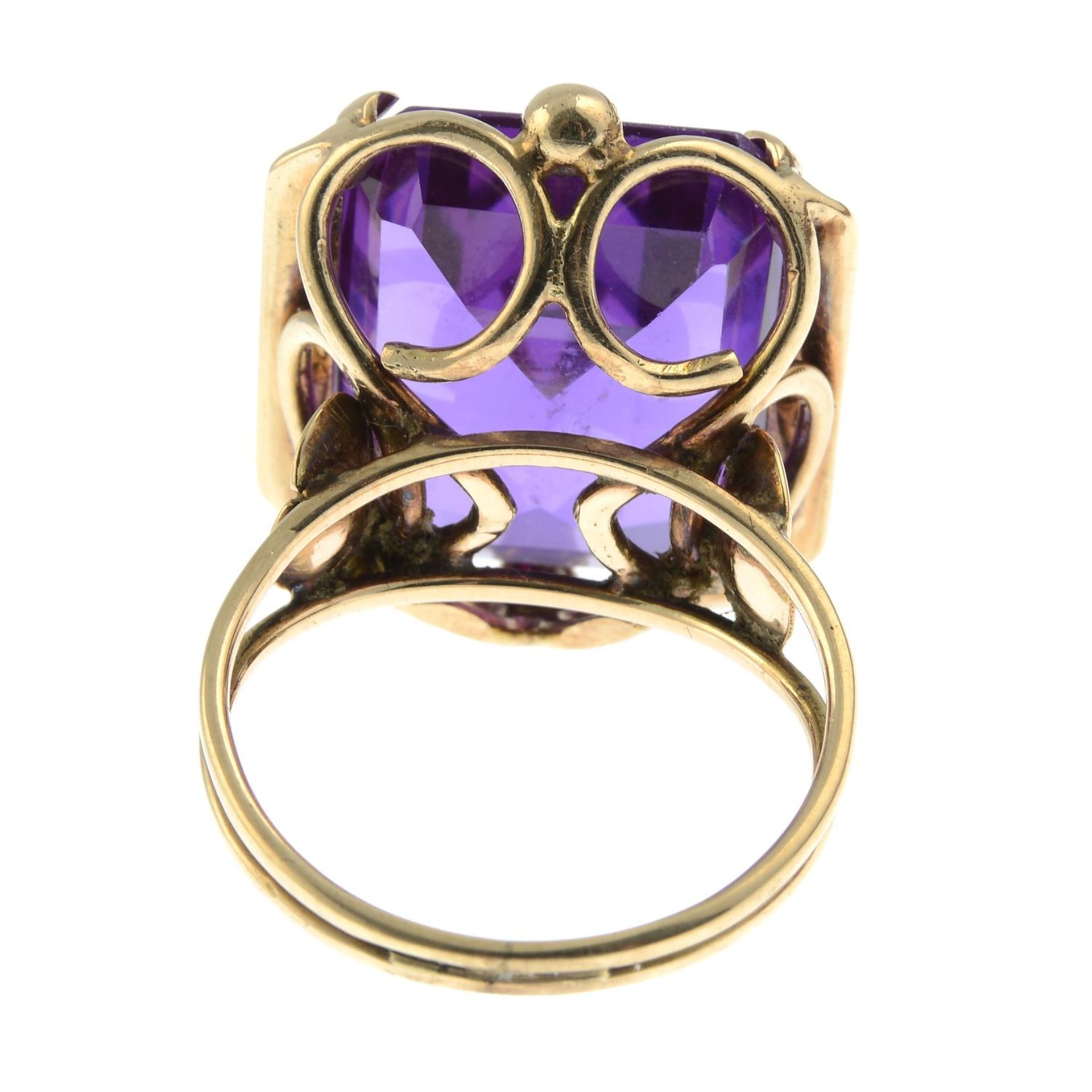 A synthetic colour-change sapphire single-stone ring. - Bild 3 aus 3