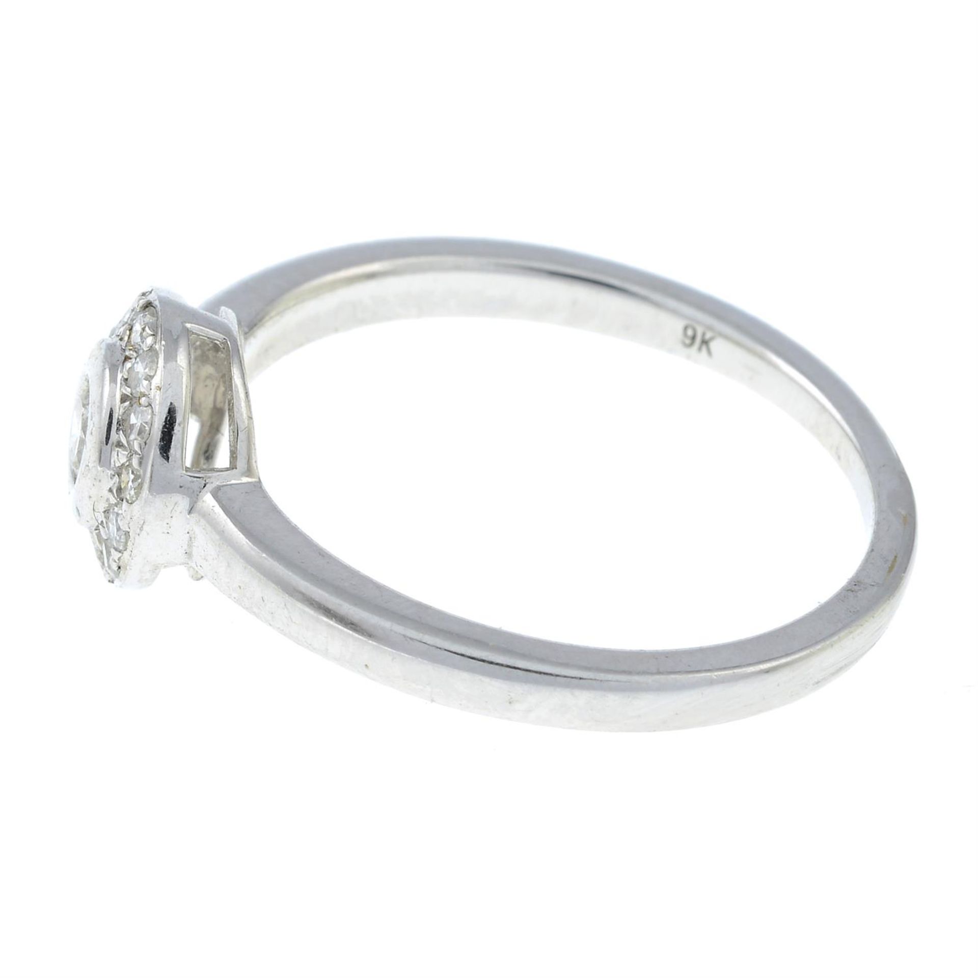 A 9ct gold brilliant-cut diamond cluster ring. - Bild 2 aus 3