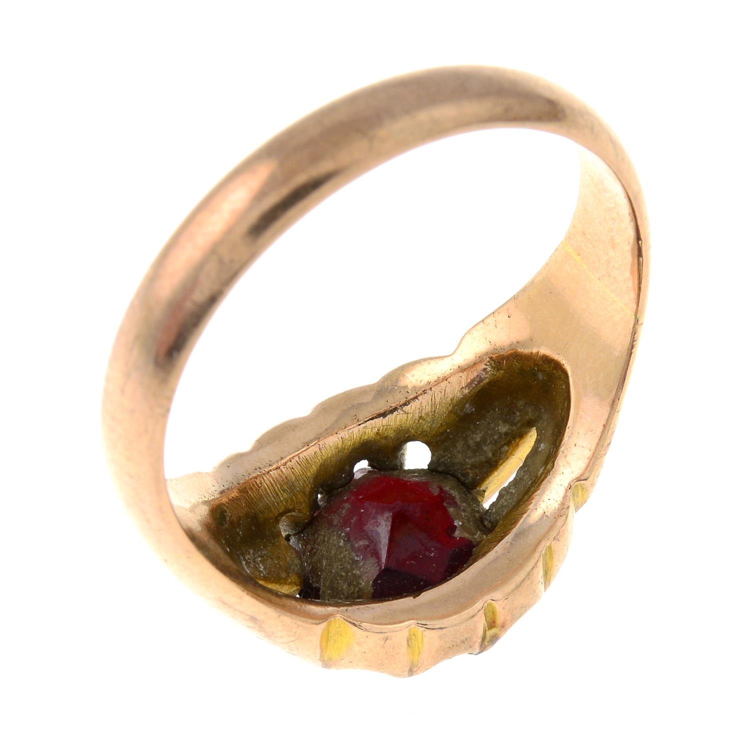 An early 20th century 9ct gold garnet single-stone ring. - Bild 3 aus 3