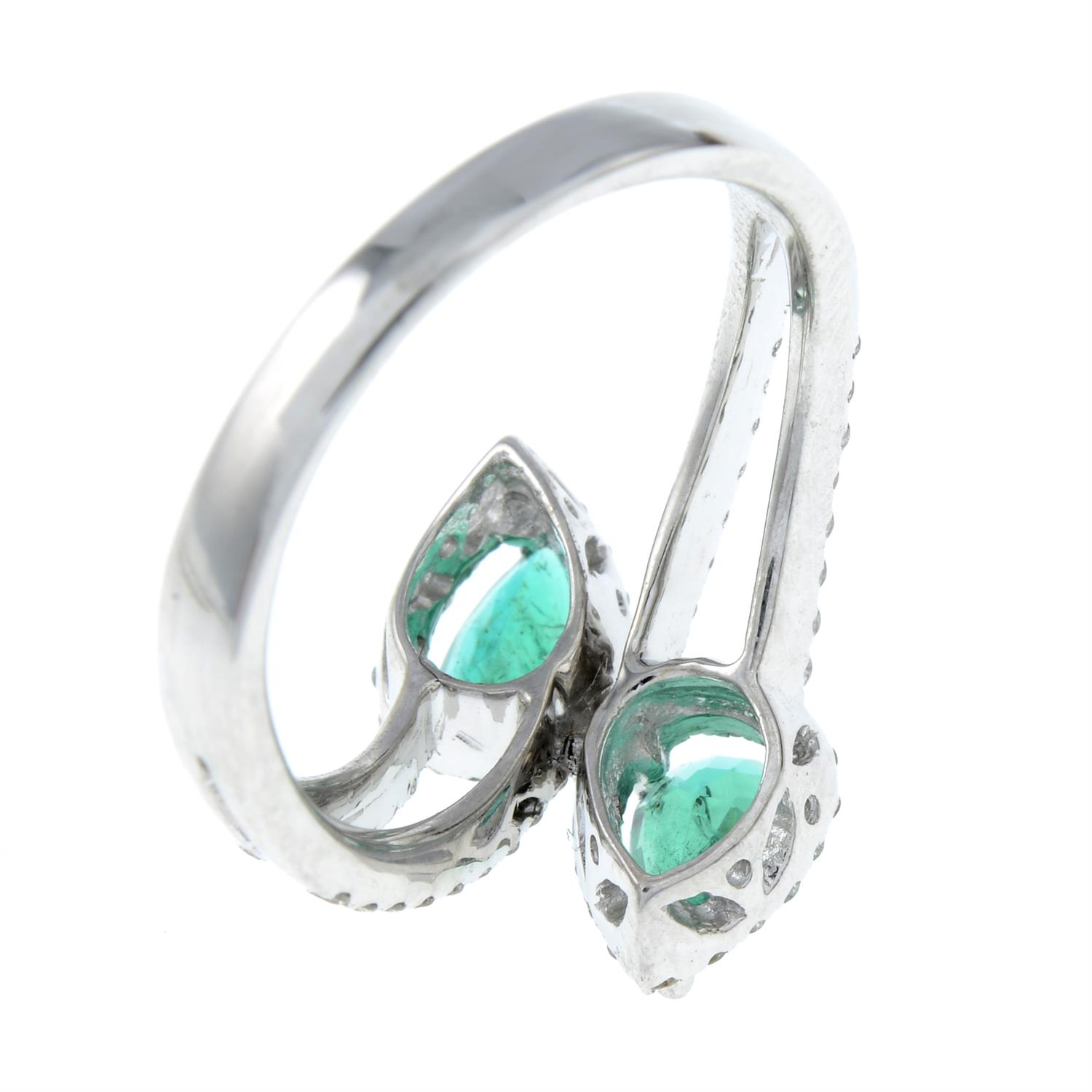 A pear-cut emerald and diamond crossover ring. - Bild 3 aus 3