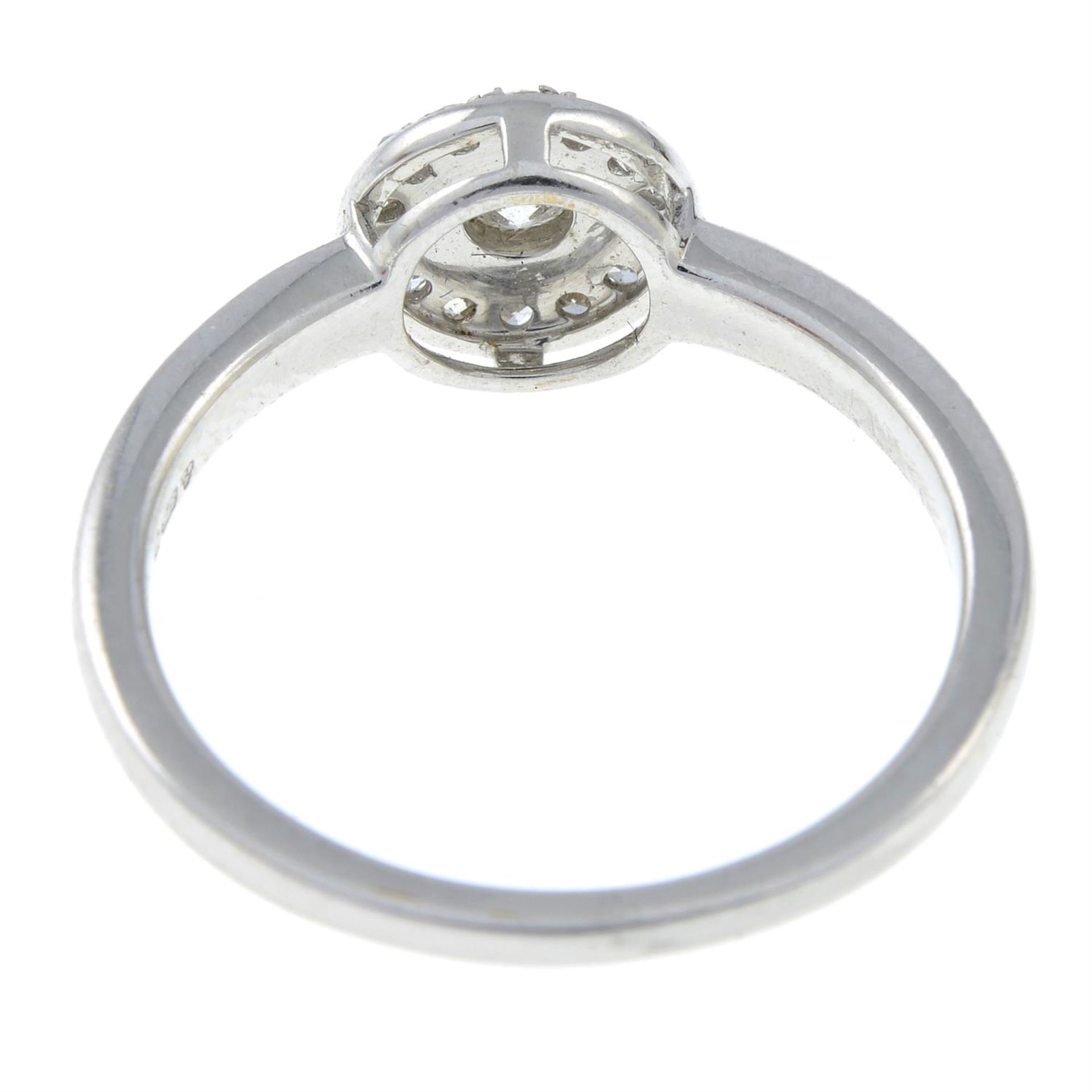 A 9ct gold brilliant-cut diamond cluster ring. - Bild 3 aus 3