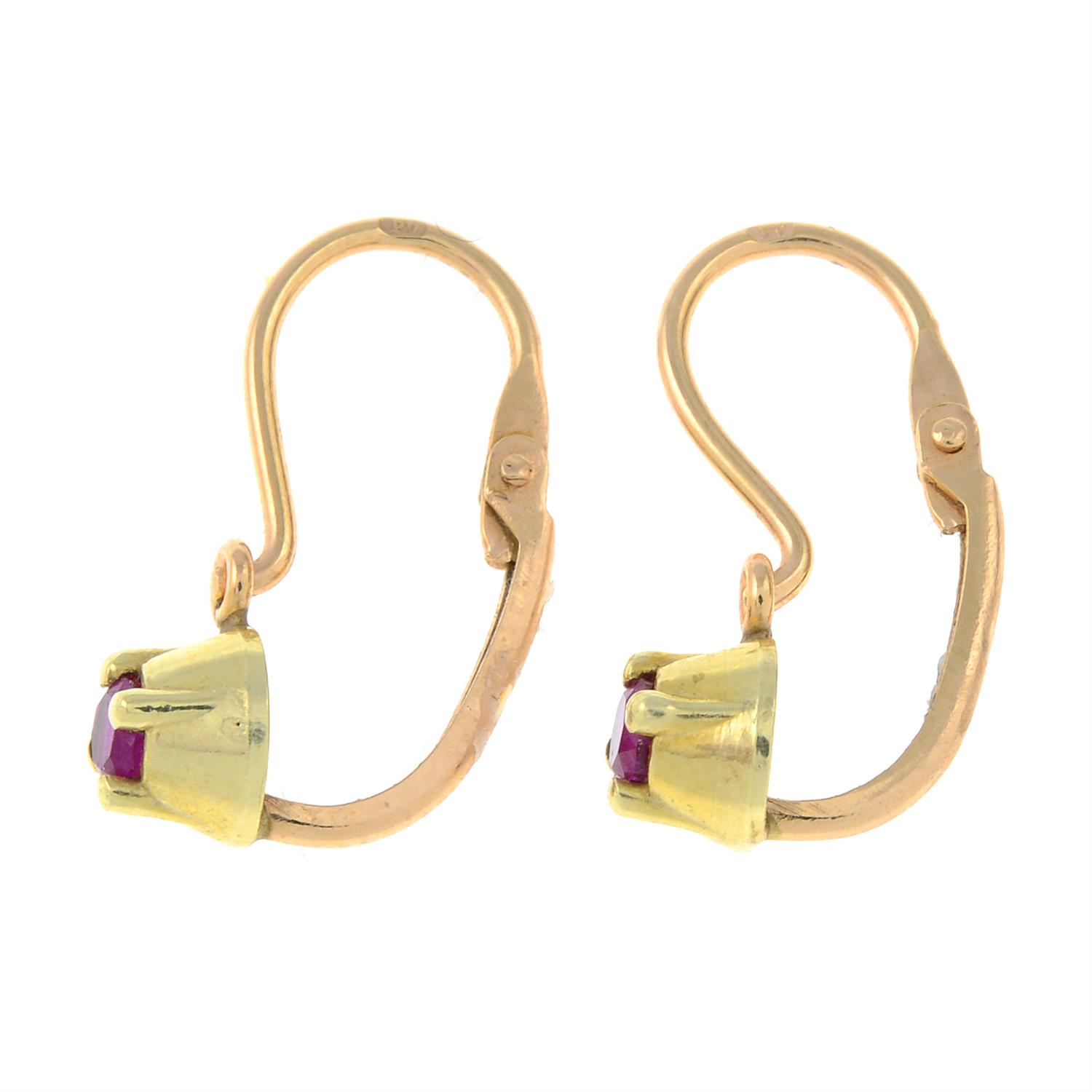 A pair of synthetic ruby drop earrings. - Bild 2 aus 2