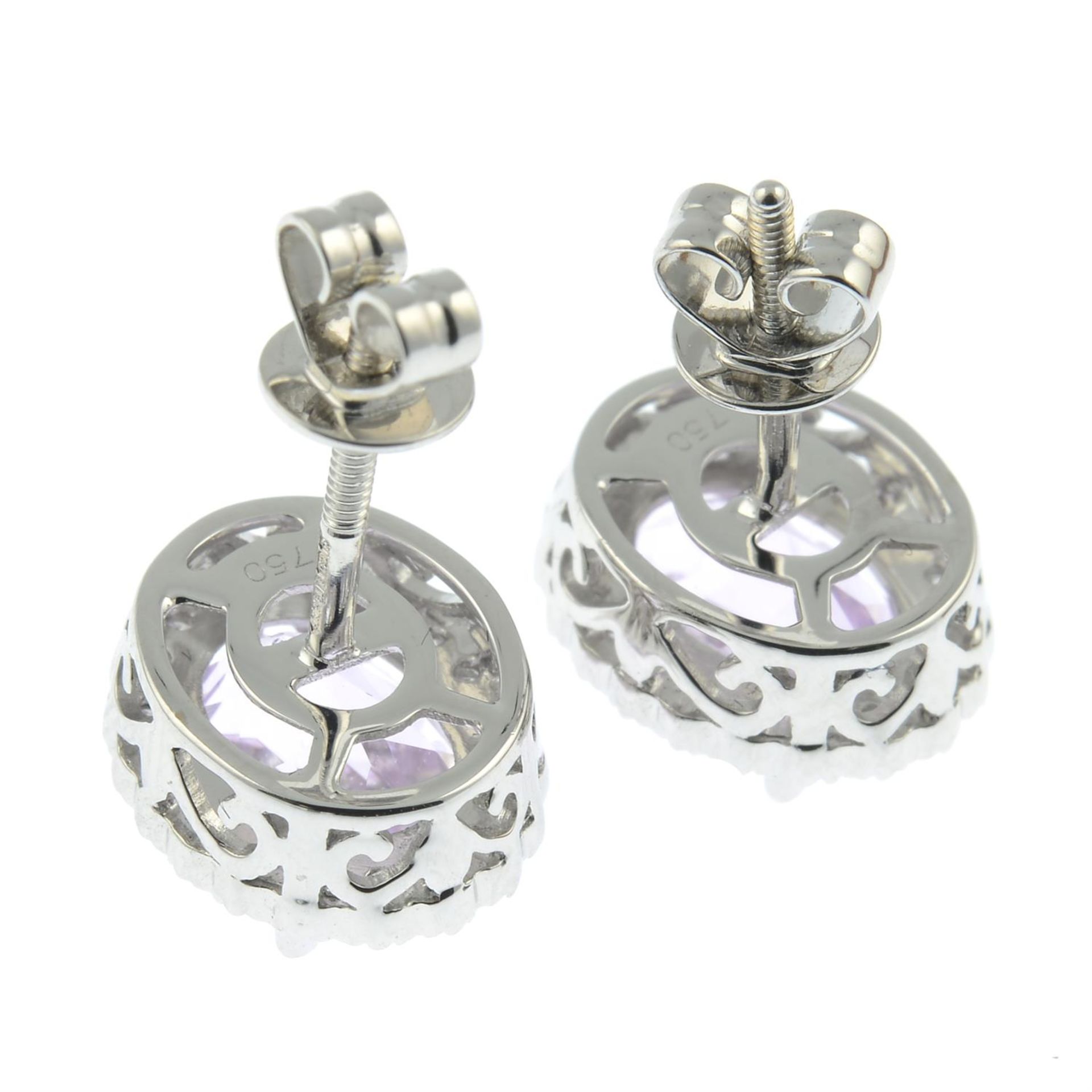 A pair of 18ct gold kunzite and diamond cluster stud earrings. - Bild 2 aus 2