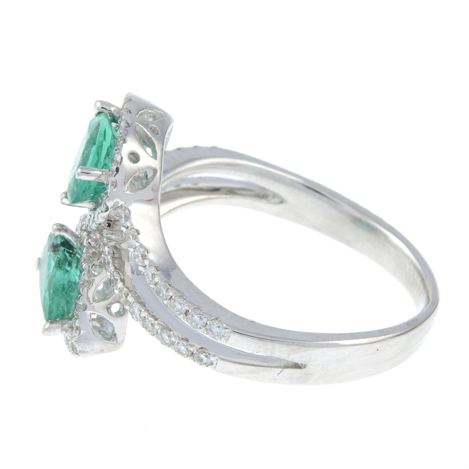 A pear-cut emerald and diamond crossover ring. - Bild 2 aus 3