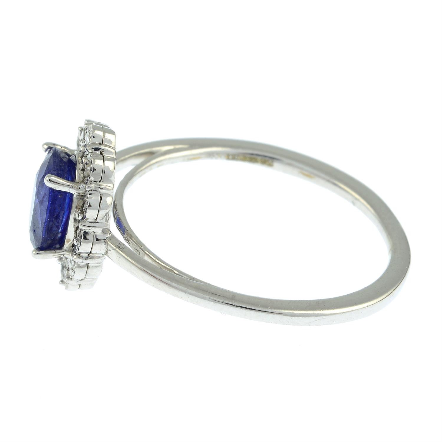A 9ct gold sapphire and diamond cluster ring. - Bild 2 aus 3