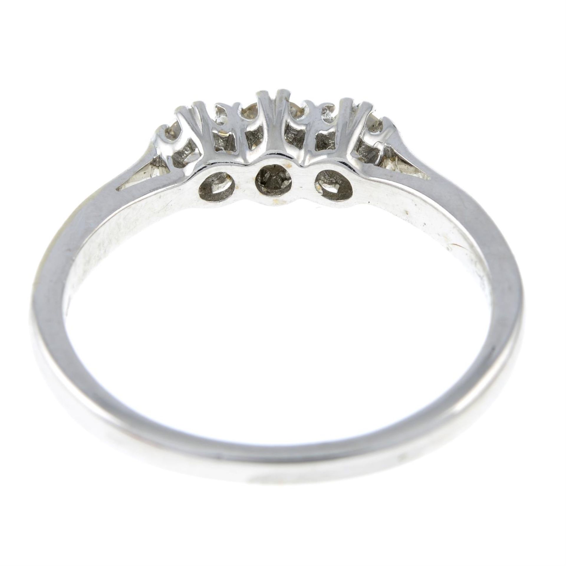 An 18ct gold brilliant-cut diamond three-stone ring. - Bild 3 aus 3