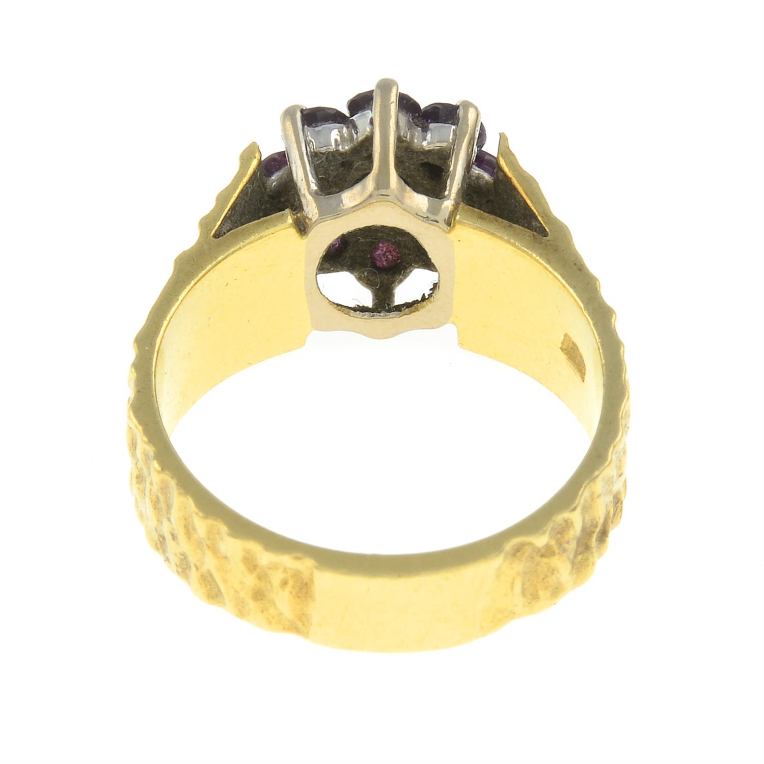 An 18ct gold ruby and diamond cluster ring. - Bild 2 aus 2