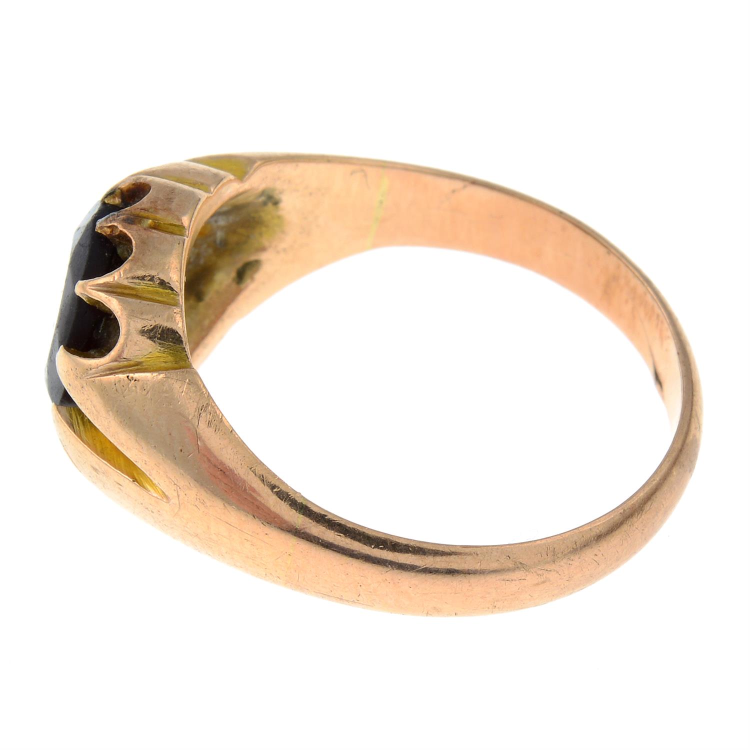 An early 20th century 9ct gold garnet single-stone ring. - Bild 2 aus 3