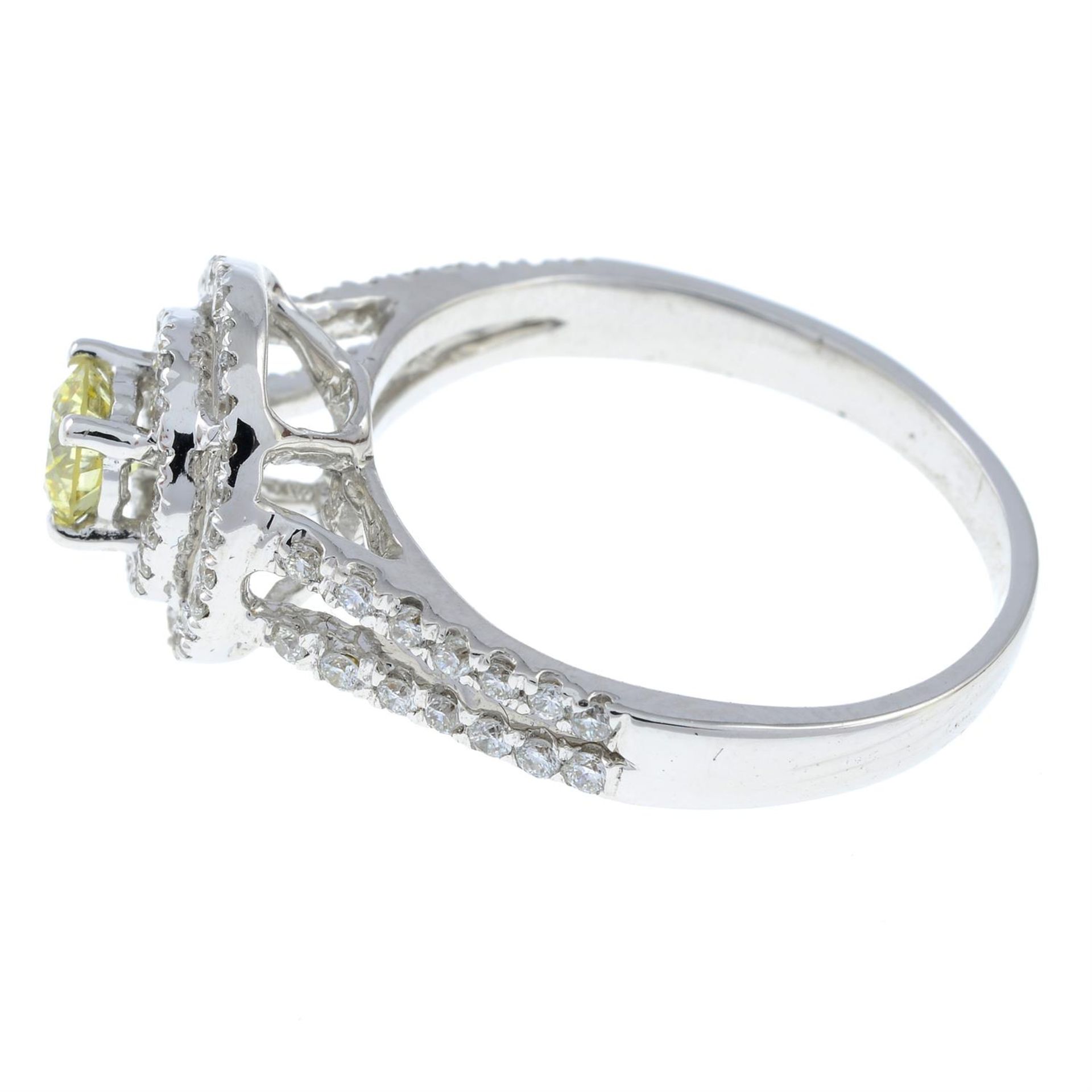 A colour-treated 'yellow' brilliant-cut diamond and diamond cluster ring. - Bild 2 aus 3