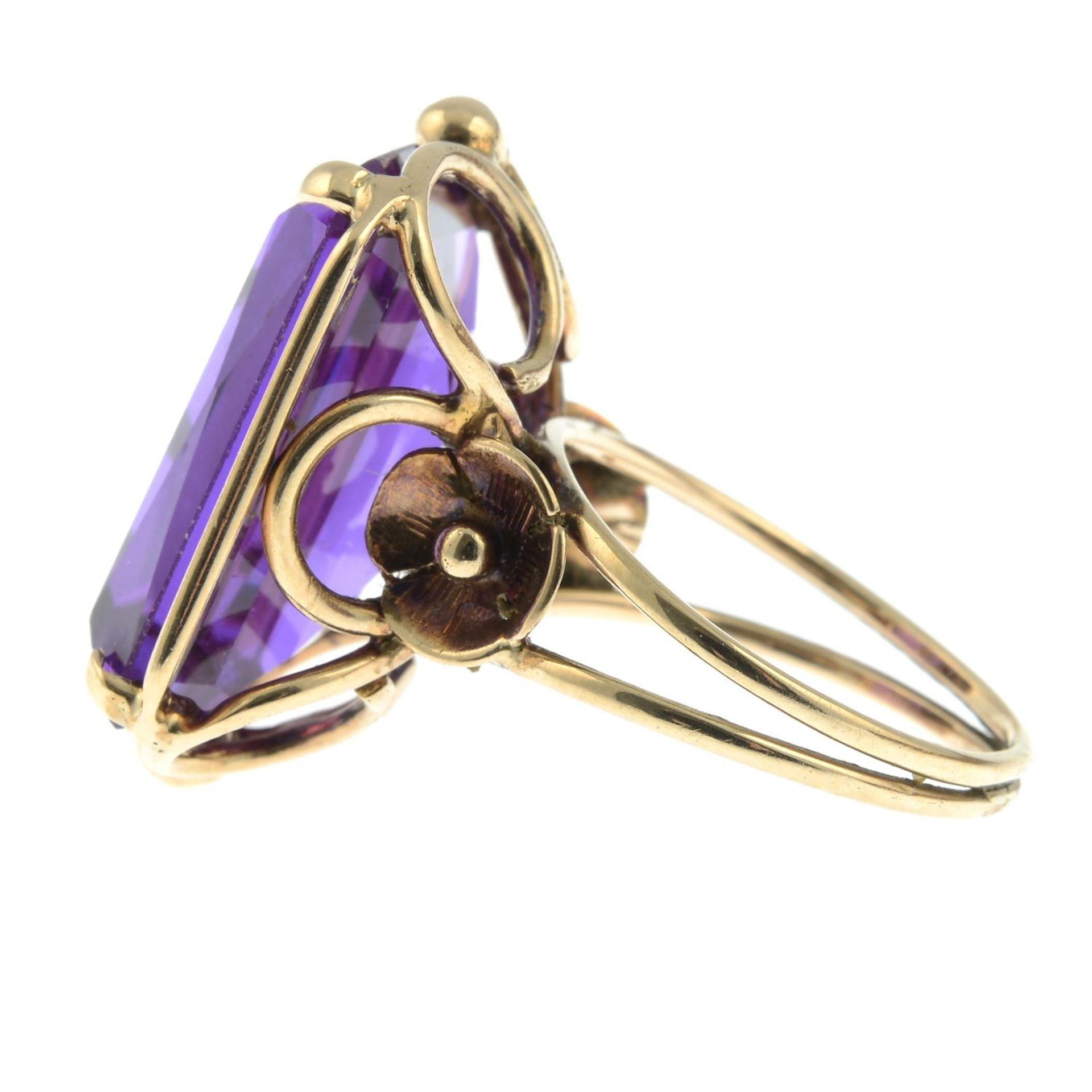 A synthetic colour-change sapphire single-stone ring. - Bild 2 aus 3