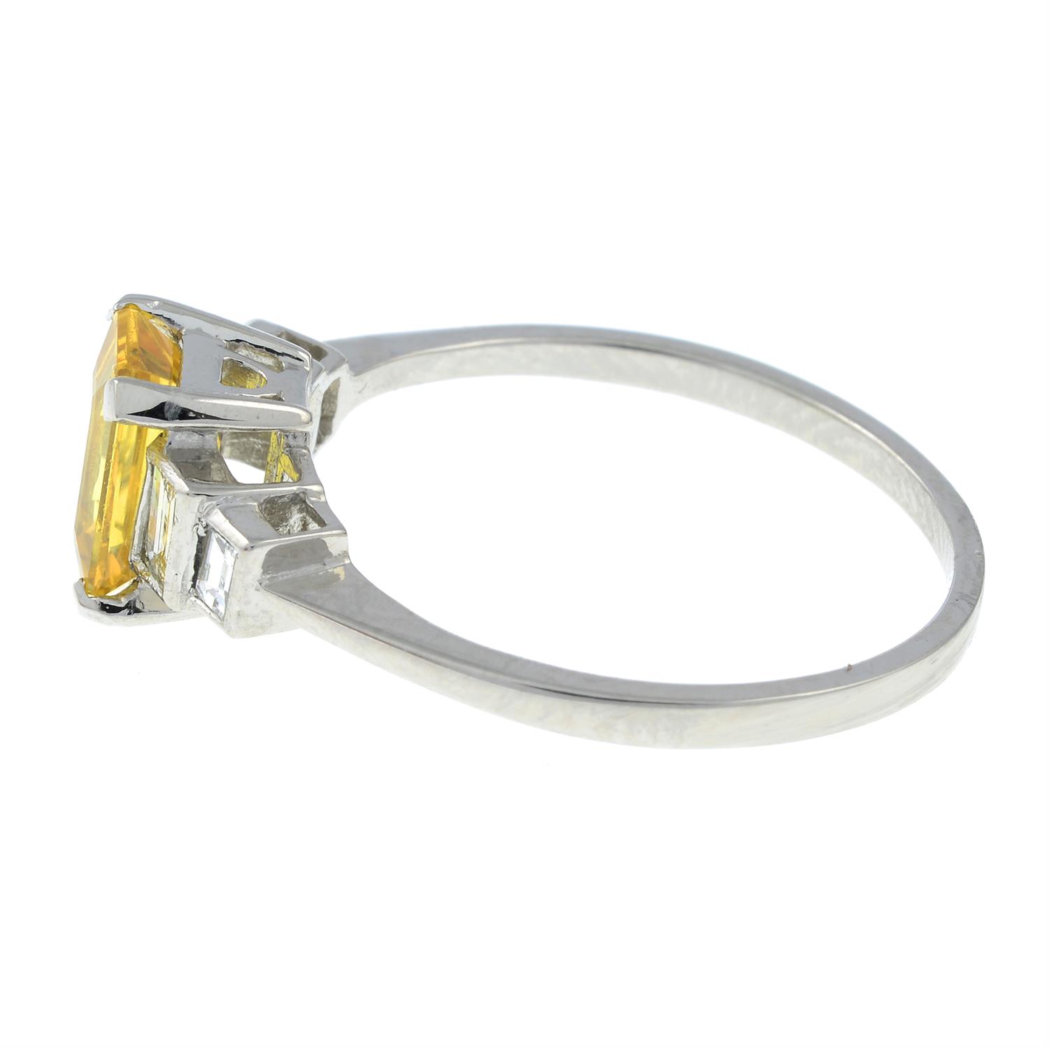 A yellow sapphire and baguette-cut diamond ring. - Bild 2 aus 3