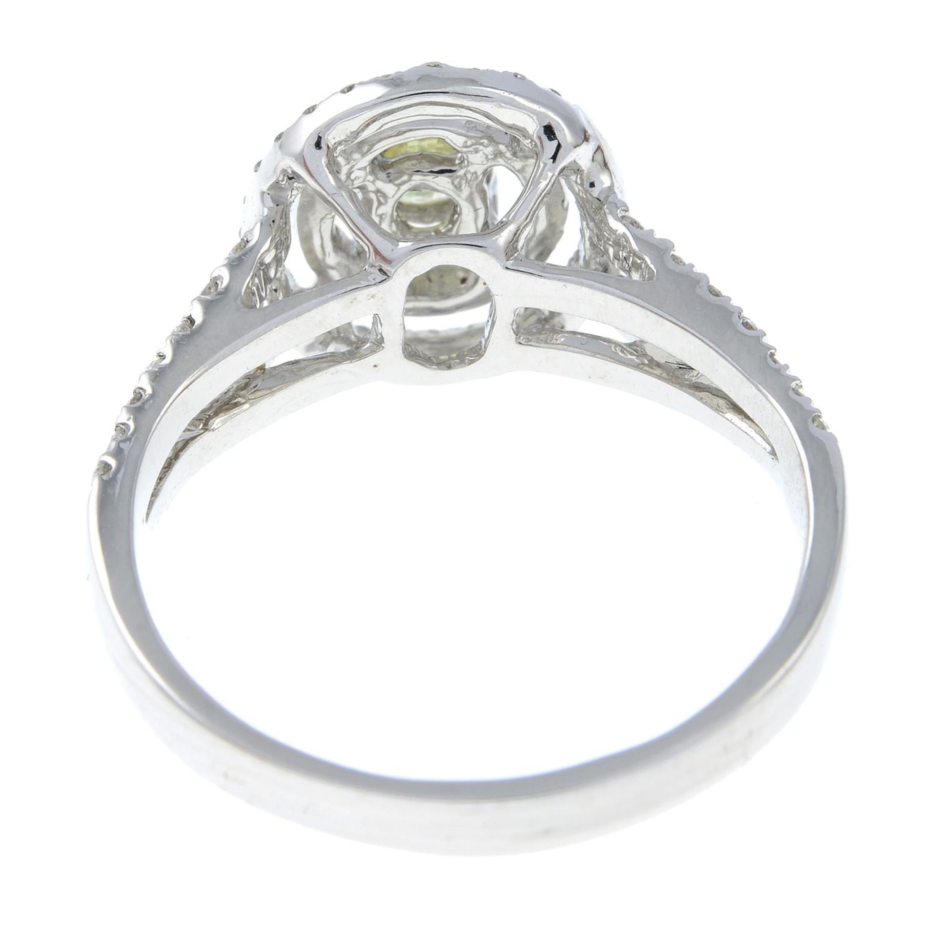 A colour-treated 'yellow' brilliant-cut diamond and diamond cluster ring. - Bild 3 aus 3