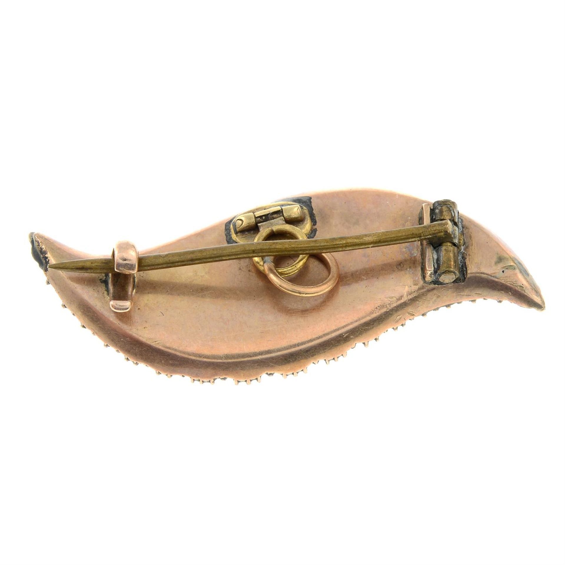 A Georgian 9ct gold split pearl mourning brooch in the shape of an eye. - Bild 2 aus 2
