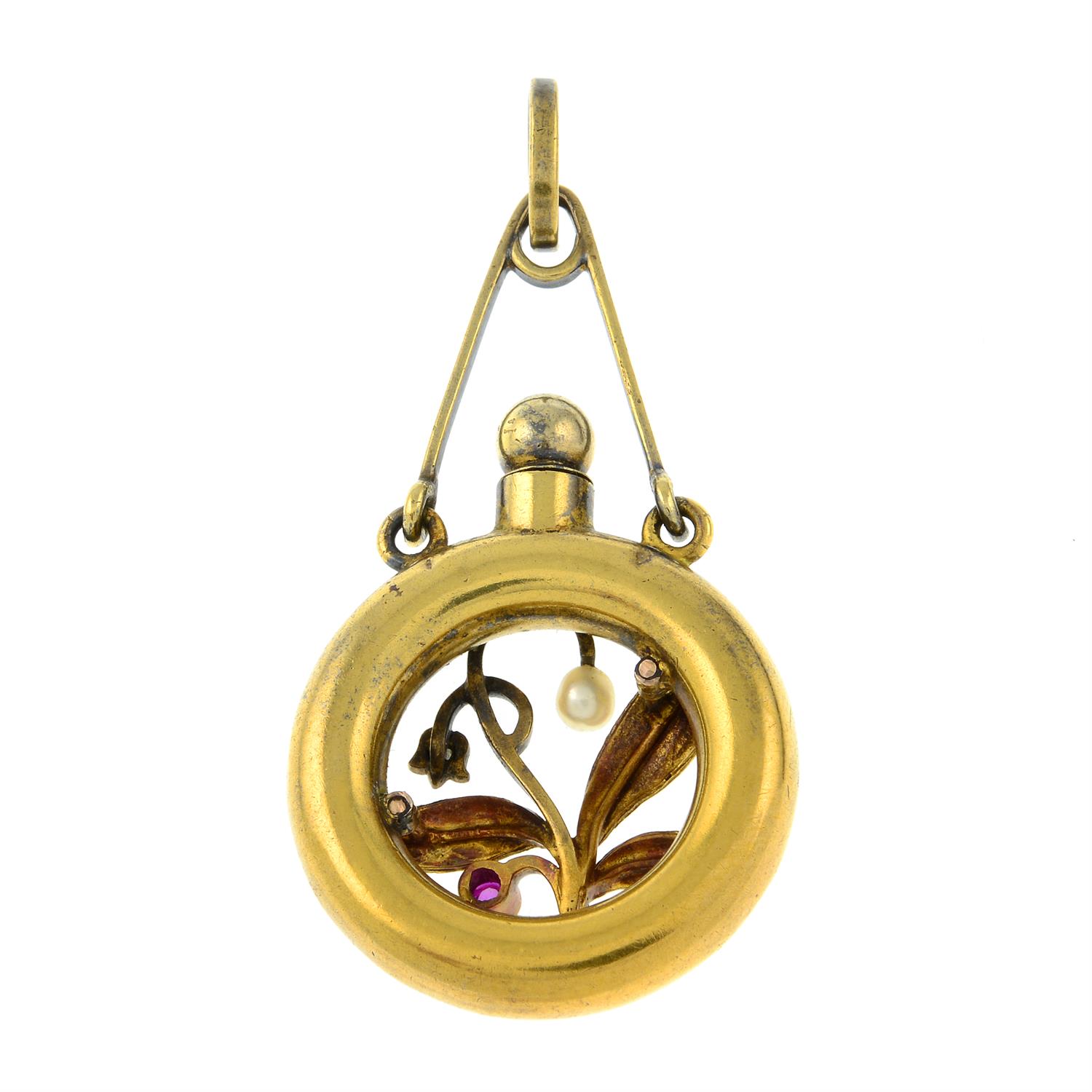 An Art Nouveau 15ct gold ruby, diamond and seed pearl foliate pendant, depicting a perfume bottle. - Bild 2 aus 2