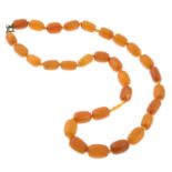 An amber single-strand necklace. AF.