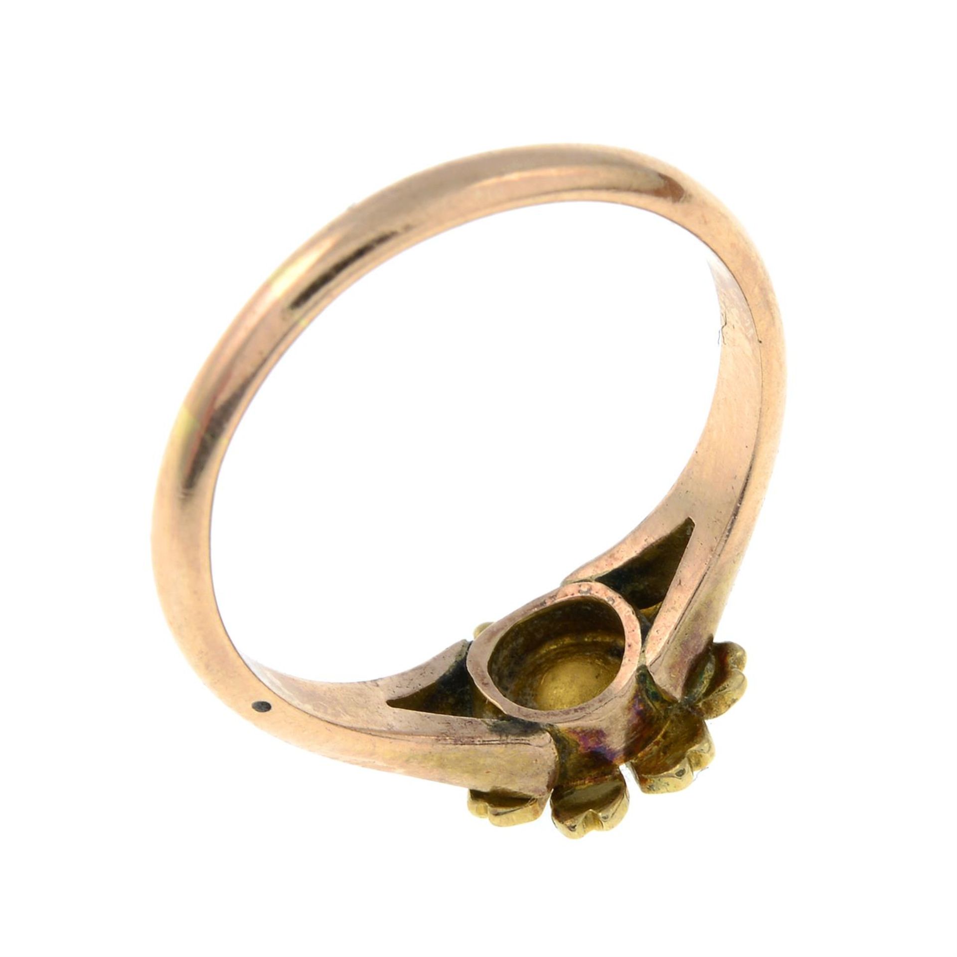 An early 20th century 9ct gold split pearl floral cluster ring. - Bild 3 aus 3