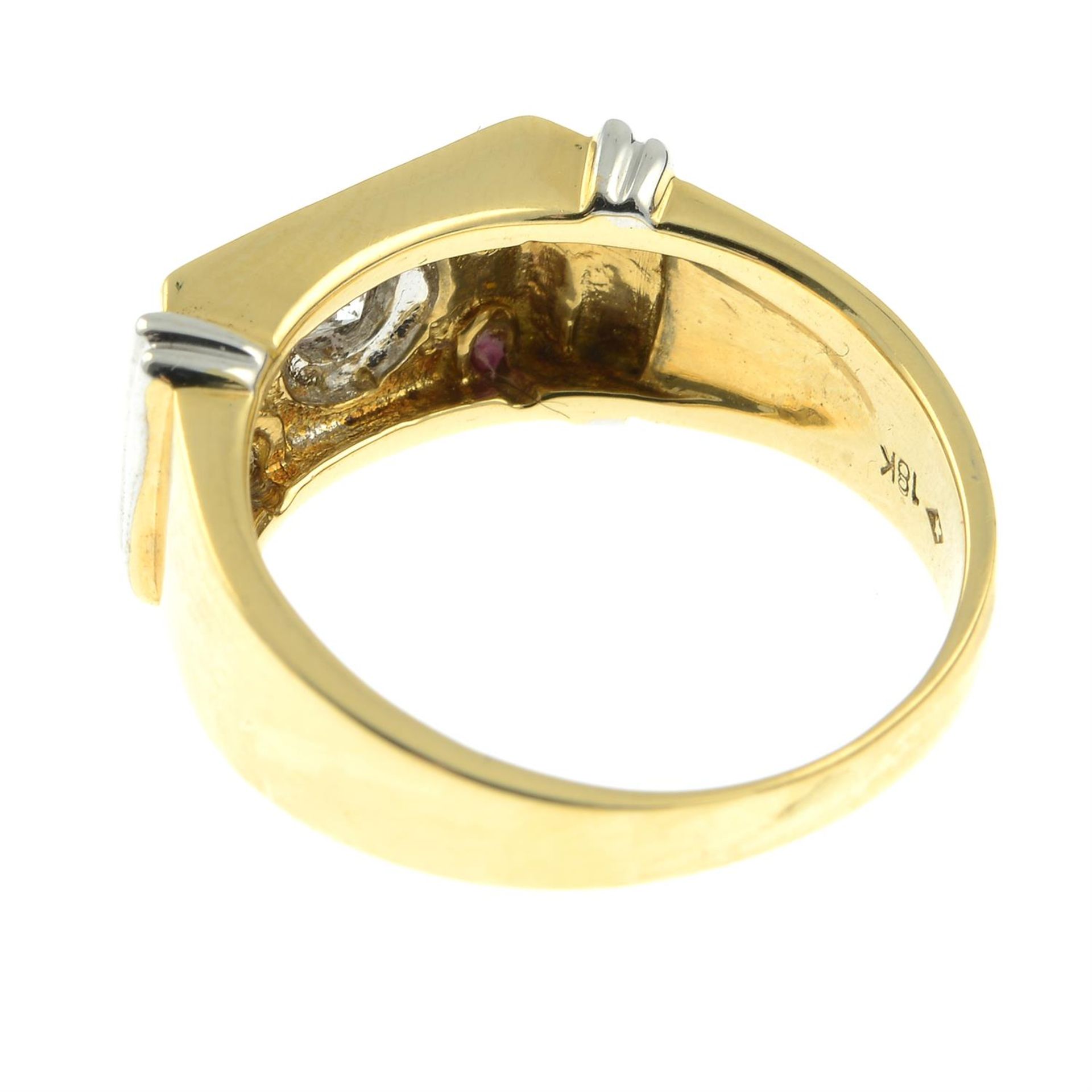 An 18ct gold brilliant-cut diamond ring. - Bild 2 aus 2