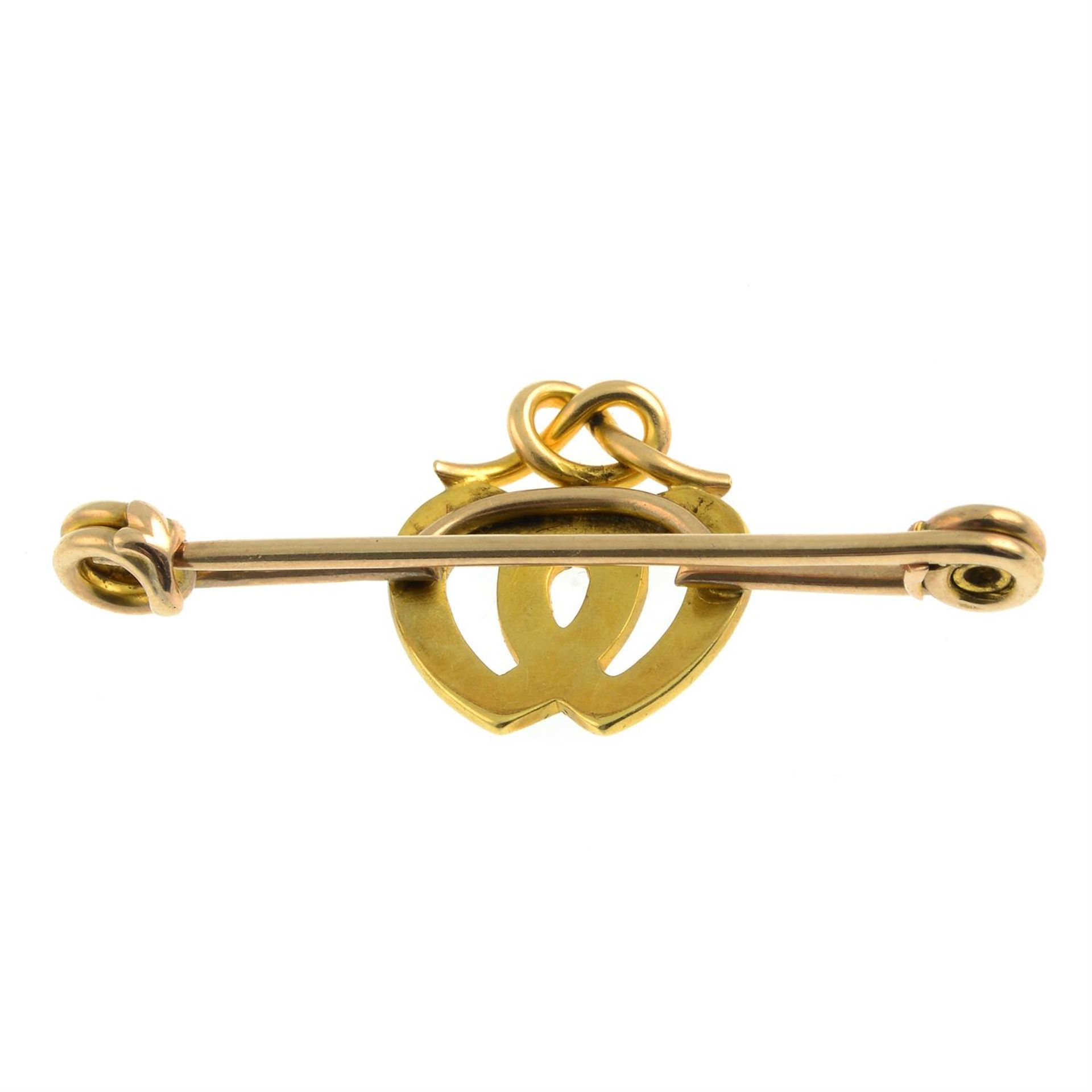 An early 20th century gold split pearl double heart bar brooch. - Bild 2 aus 2