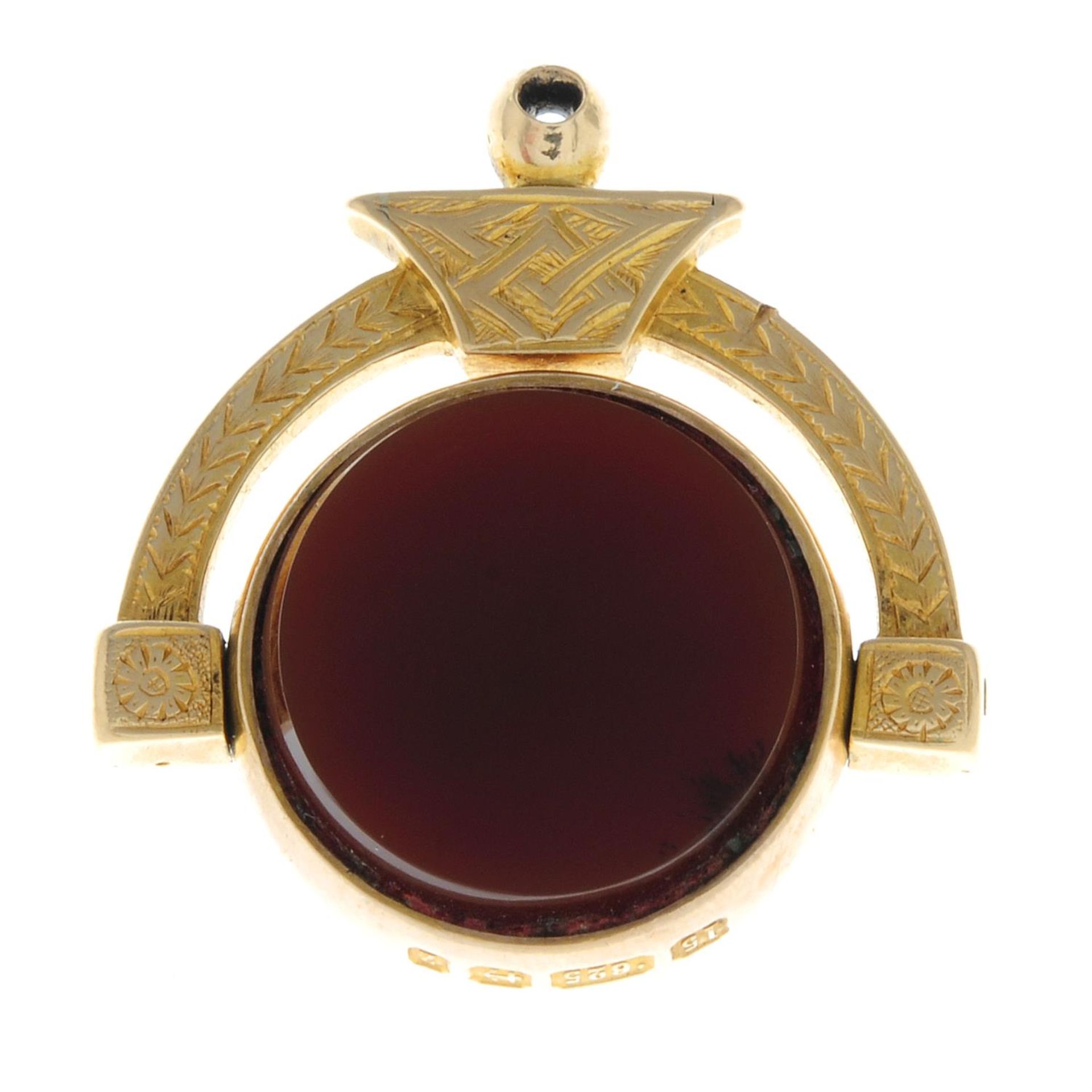 A mid Victorian 15ct gold bloodstone and carnelian swivel fob. - Bild 2 aus 3