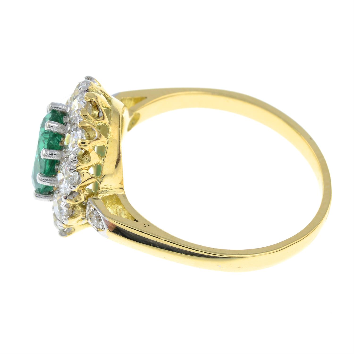 An emerald and brilliant-cut diamond cluster ring. - Bild 2 aus 3