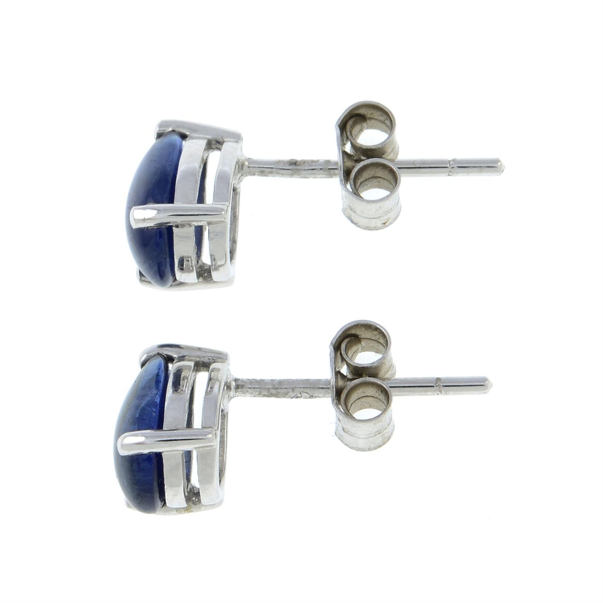 A pair of 18ct gold sapphire cabochon single-stone stud earrings. - Bild 2 aus 2