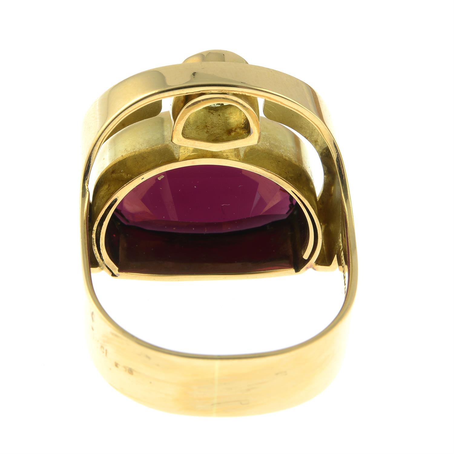 An 18ct gold red and green garnet dress ring, by Erwin Springbrunn. - Bild 3 aus 6